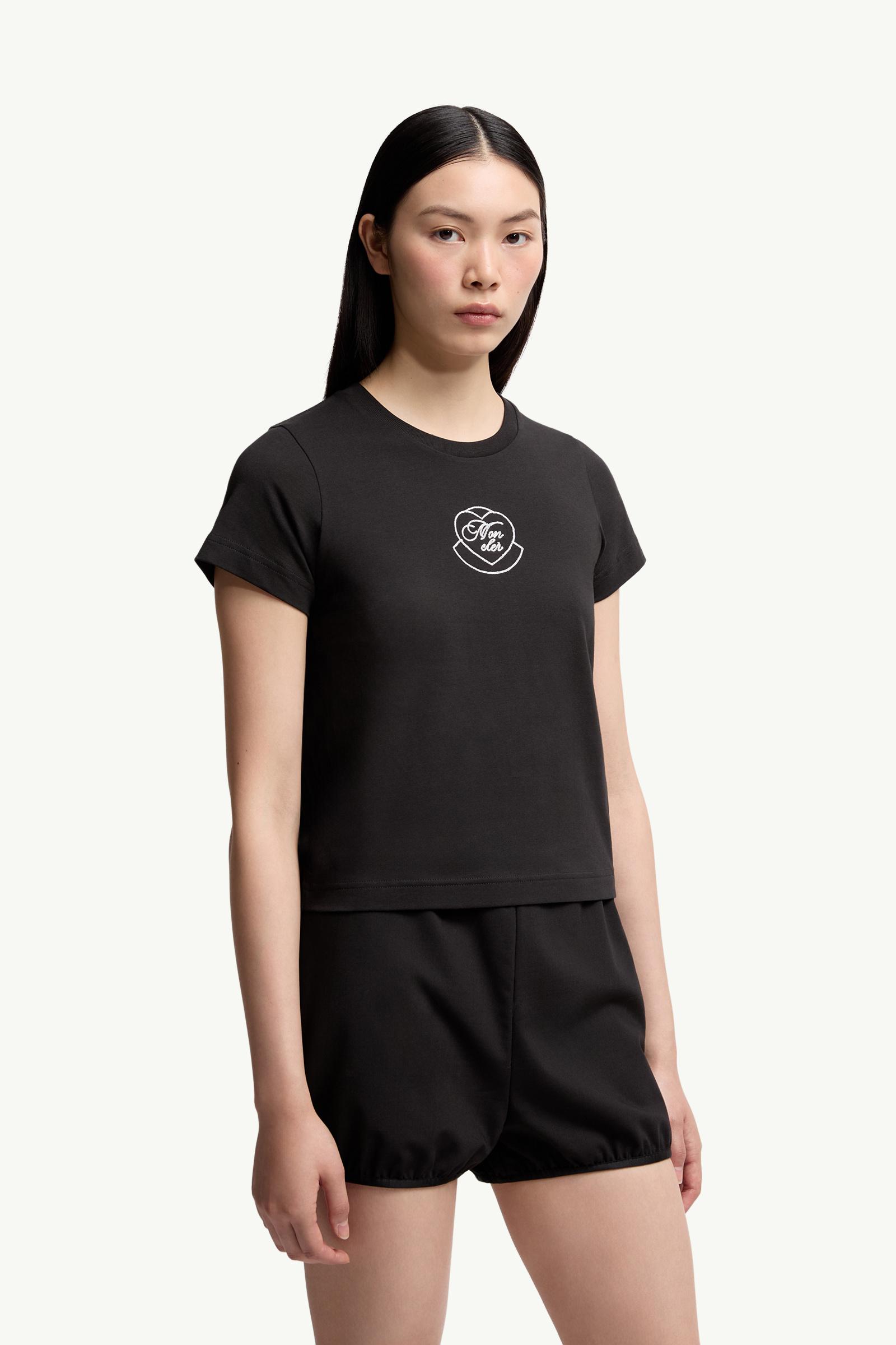 Tシャツ・カットソー MONCLER FW25 Embroidery t-shirt (K20938C0000589AJS 998) Black Embroidered Heart Logo Cotton T-Shirt - Tops & T