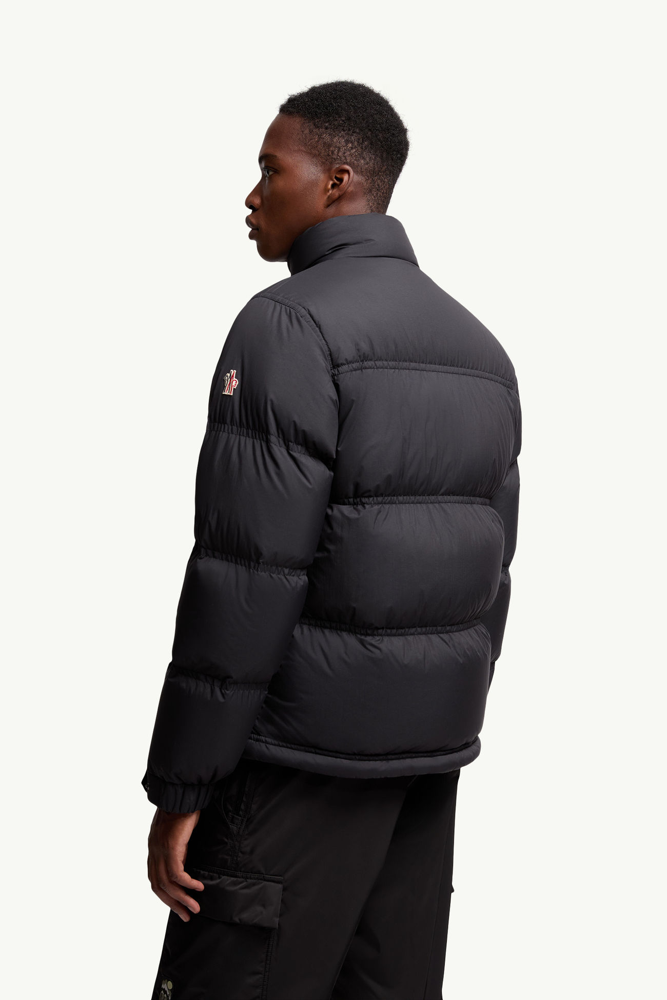Sernur ショートダウンジャケット メンズ ブラック Moncler 4