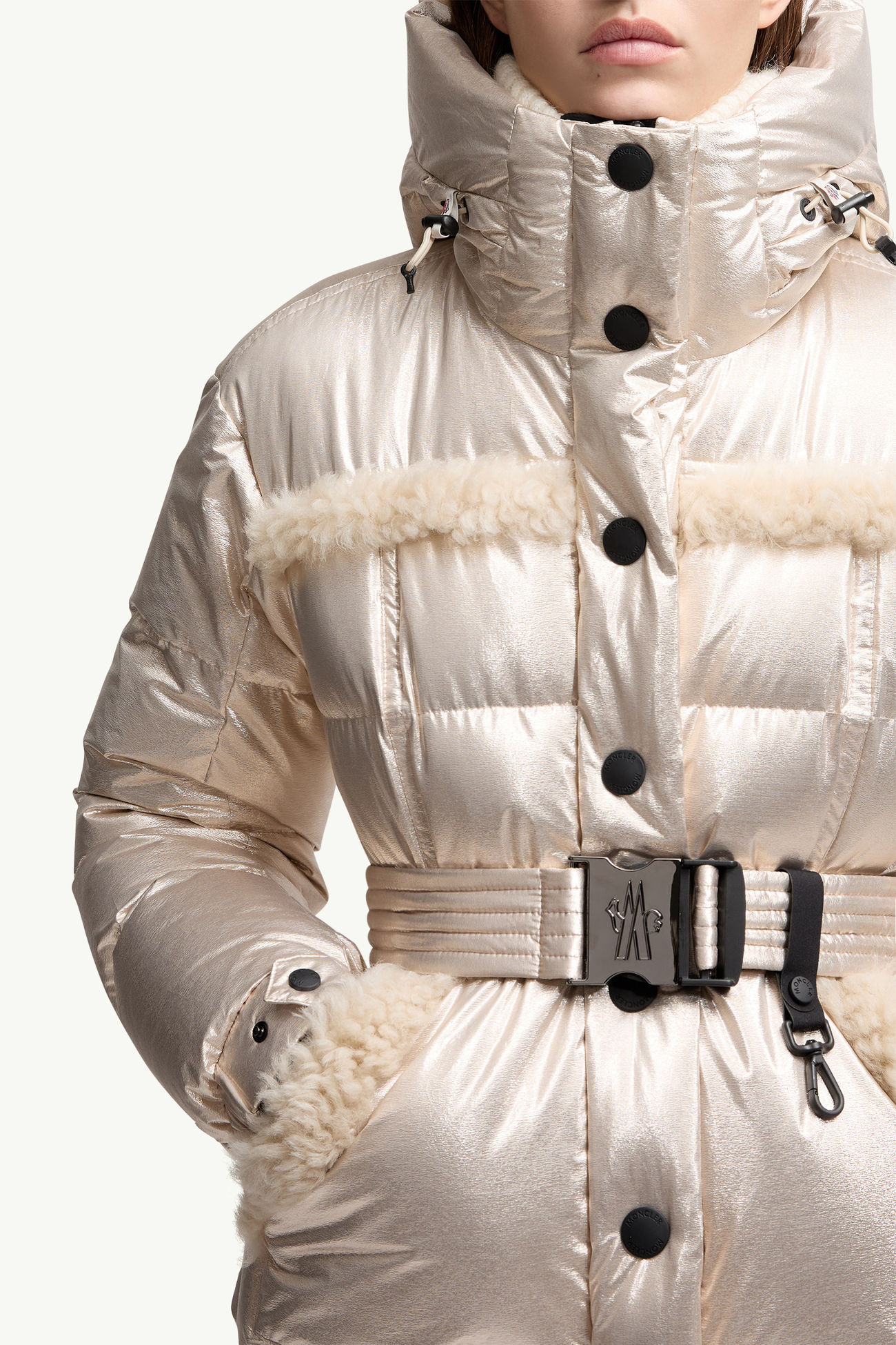 Giacca da sci imbottita metallizzata Mondim con cappuccio e dettaglio in shearling Donna Oro Pallido Moncler 6