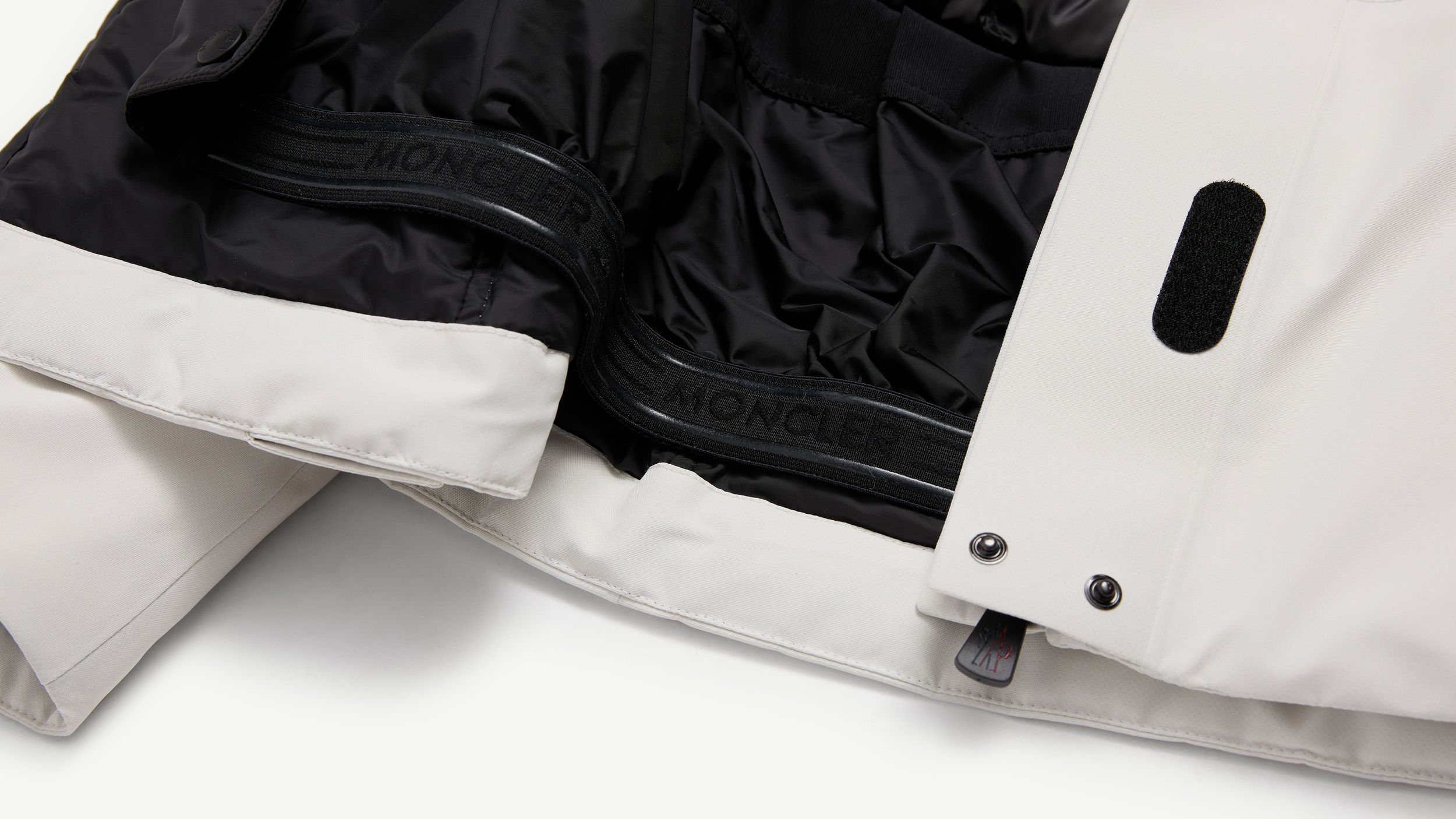 Slide 3 - product.feature.texturewindproofpowderskirt.title