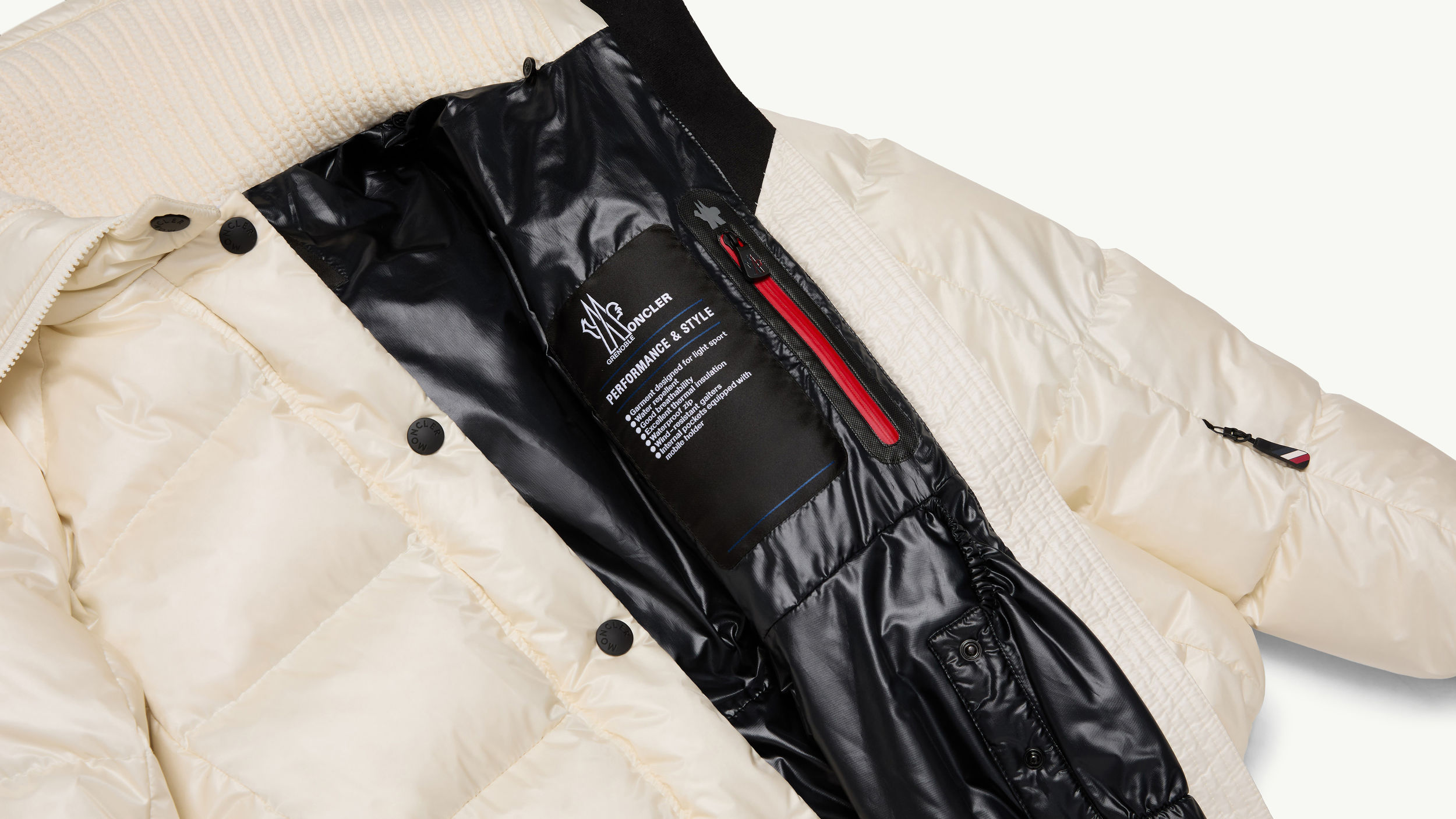 Slide 3 - product.feature.interiormediapocket.title