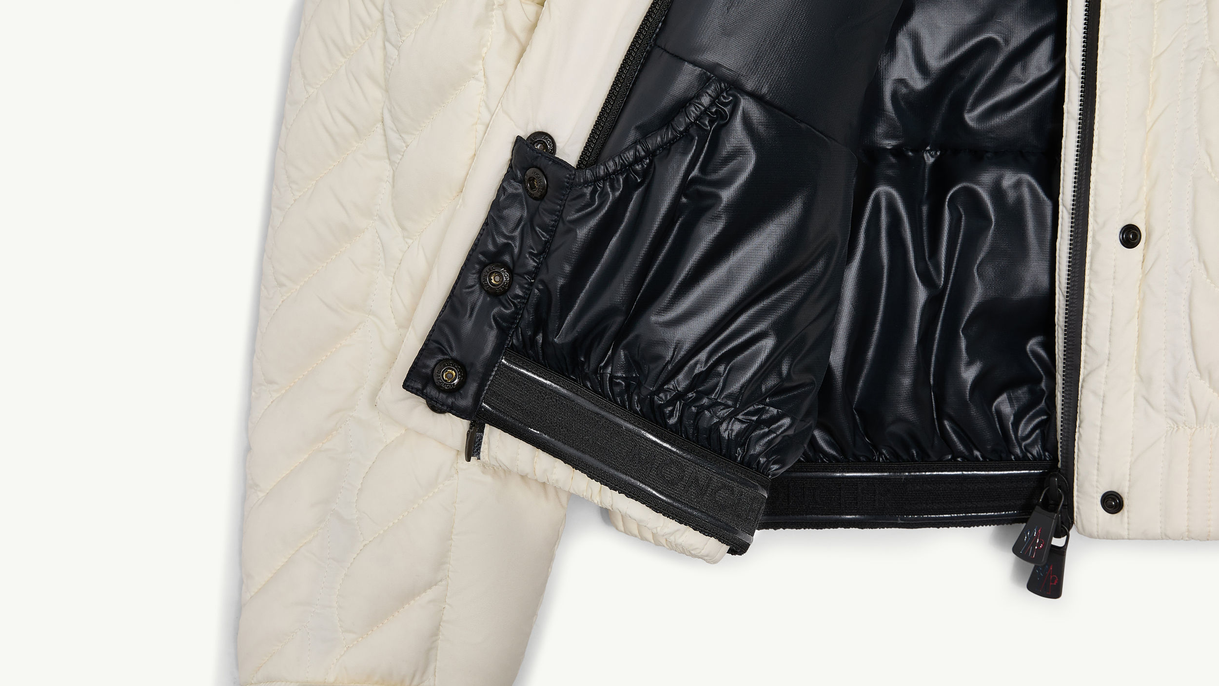 Slide 3 - product.feature.texturewindproofpowderskirt.title