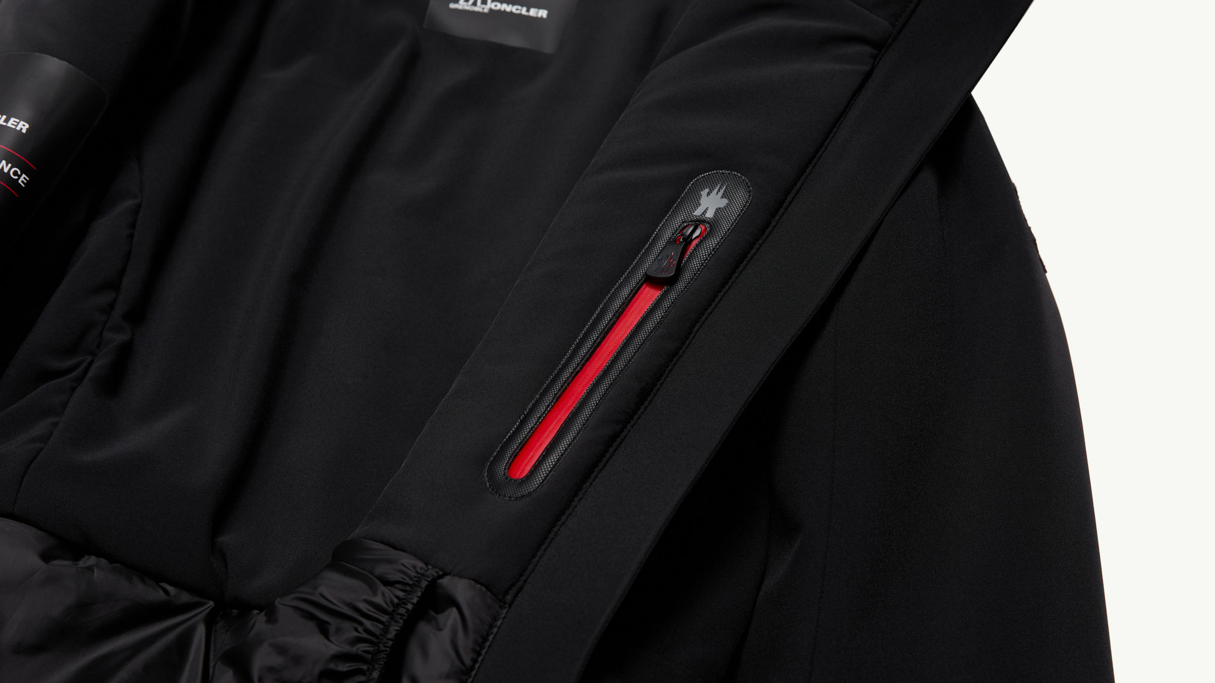 Slide 3 - product.feature.interiormediapocket.title