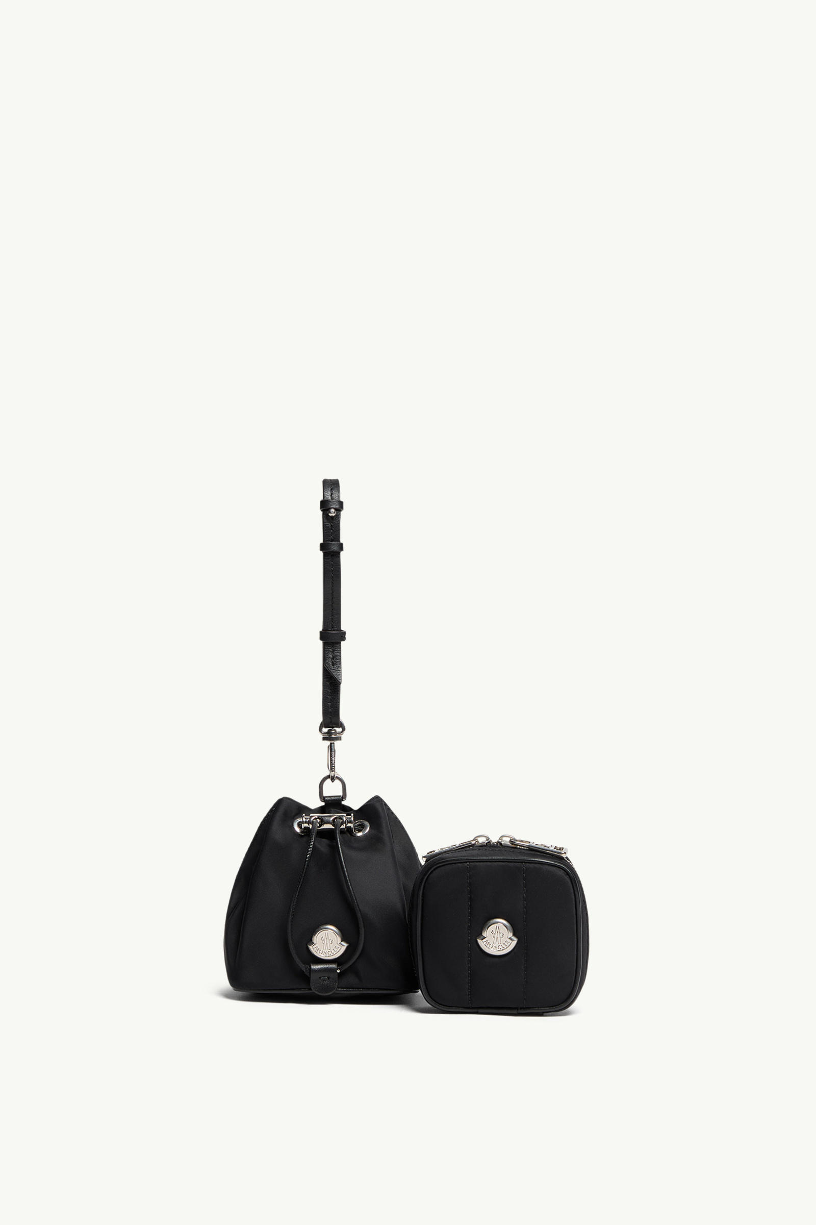 https://moncler-cdn.thron.com/api/v1/content-delivery/shares/dpx6uv/contents/K209B6A00002M7724999_F/image/K209B6A00002M7724999_F