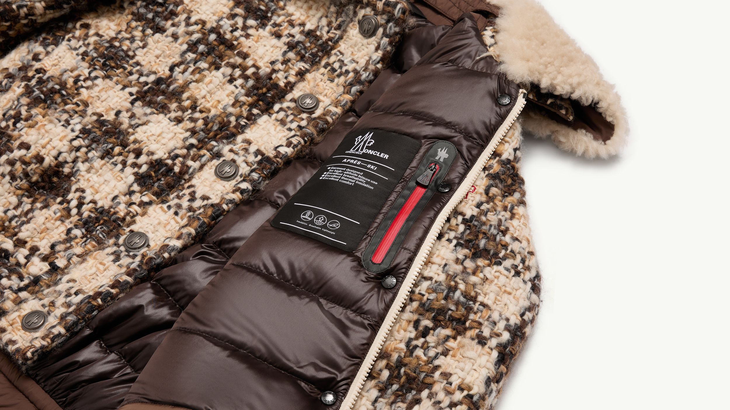 Slide 2 - product.feature.interiormediapocket.title