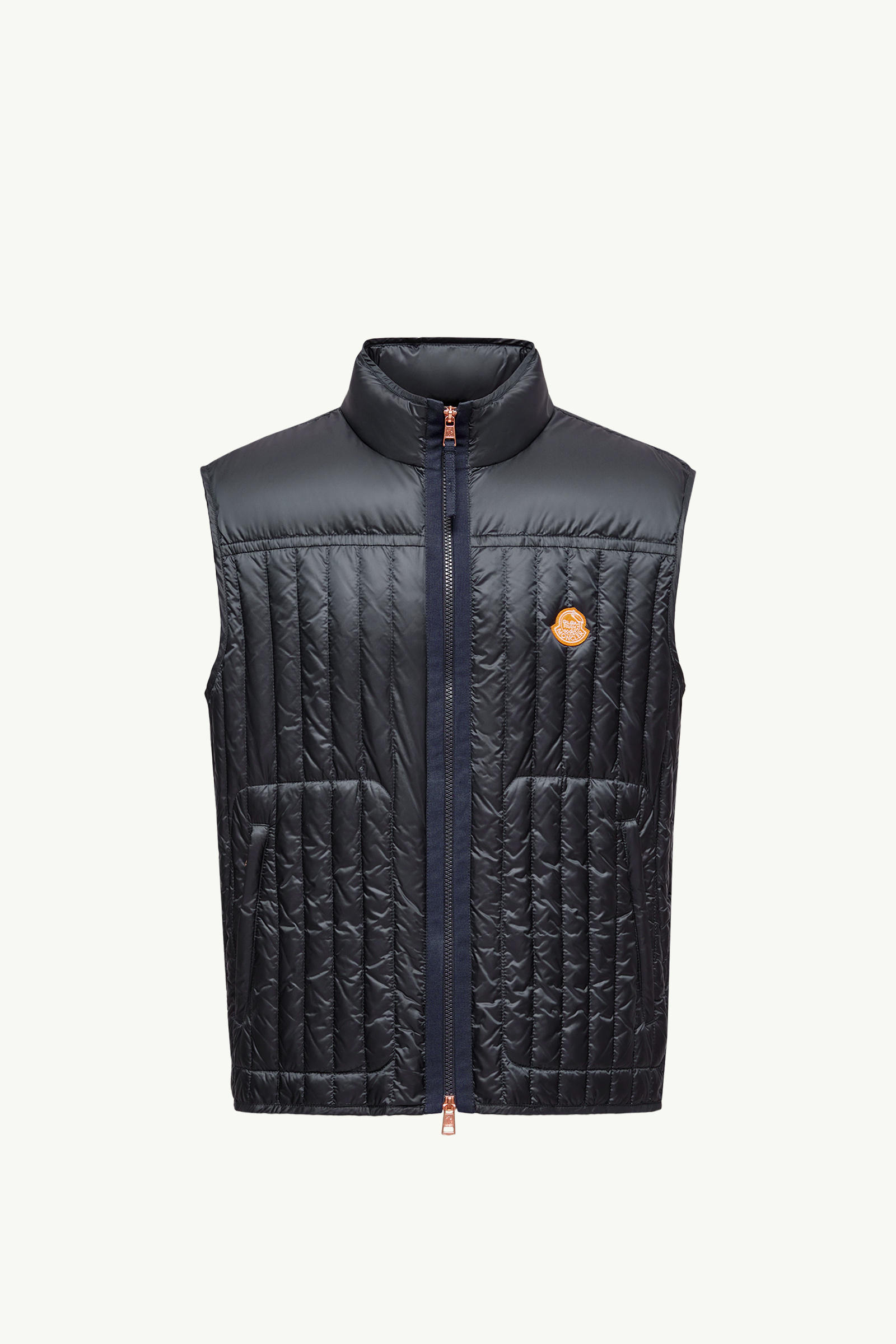 https://moncler-cdn.thron.com/api/v1/content-delivery/shares/dpx6uv/contents/K24021A00011597YF778_F/image/K24021A00011597YF778_F