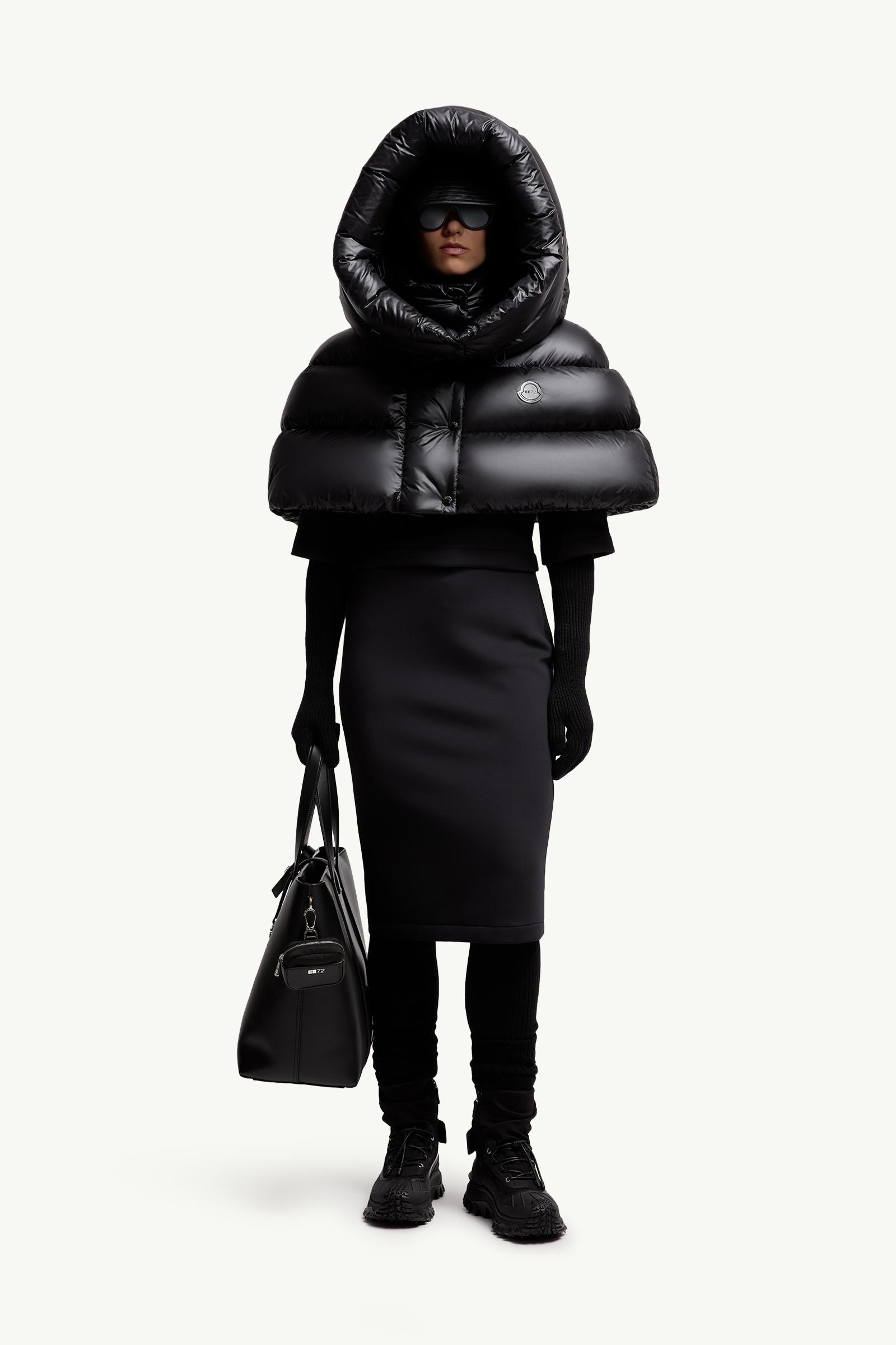 P*r様 新品・タグ付　MONCLER（モンクレール）CARMIN ノーカラーブ ブラック Moncler x EE72 by Edward Enninful スカート
