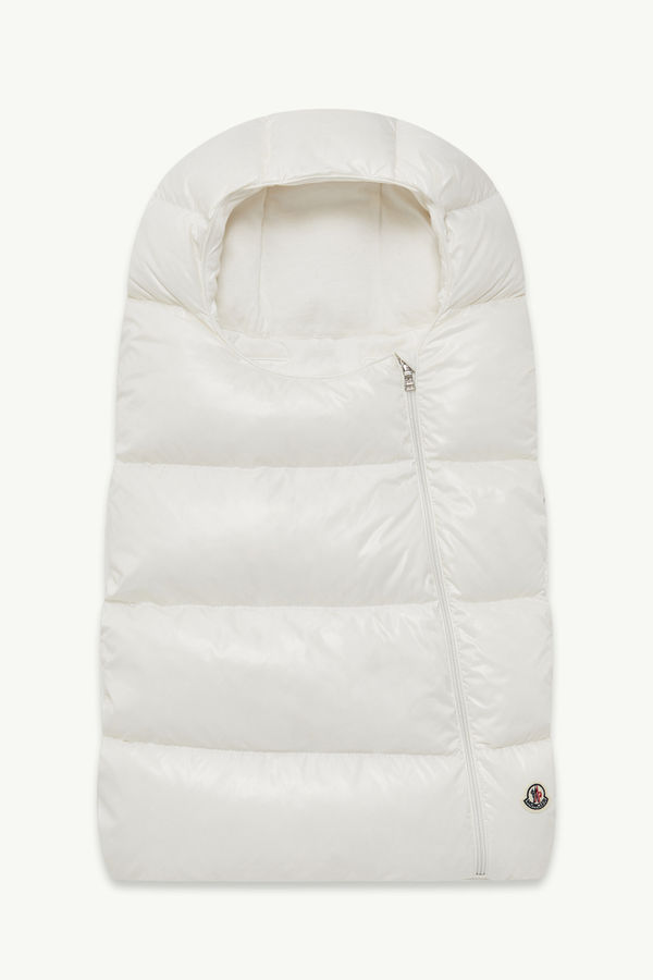 https://moncler-cdn.thron.com/api/v1/content-delivery/shares/dpx6uv/contents/K29511E00002597Z8031_F/image/K29511E00002597Z8031_F