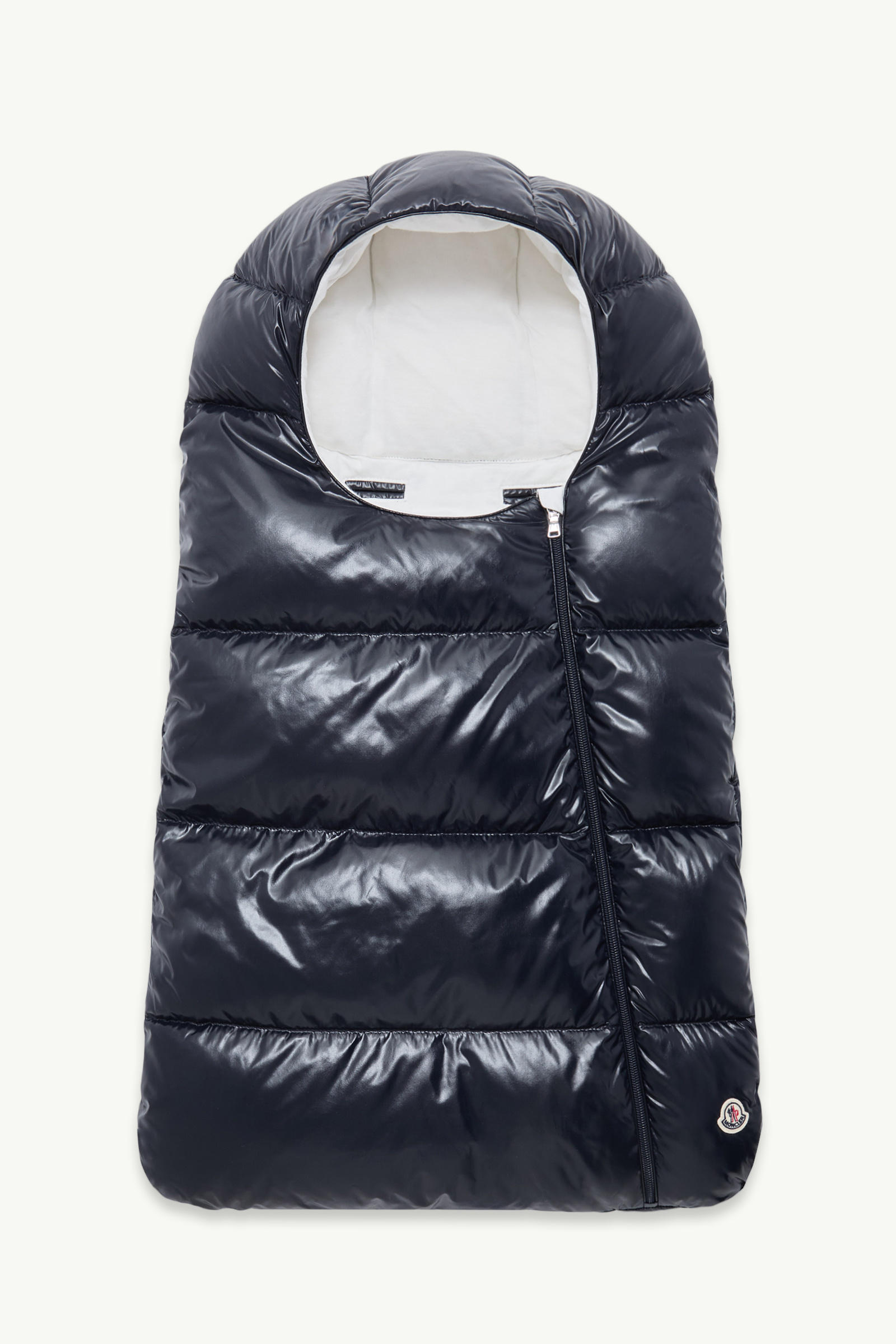 https://moncler-cdn.thron.com/api/v1/content-delivery/shares/dpx6uv/contents/K29511E00002597Z8742_F/image/K29511E00002597Z8742_F