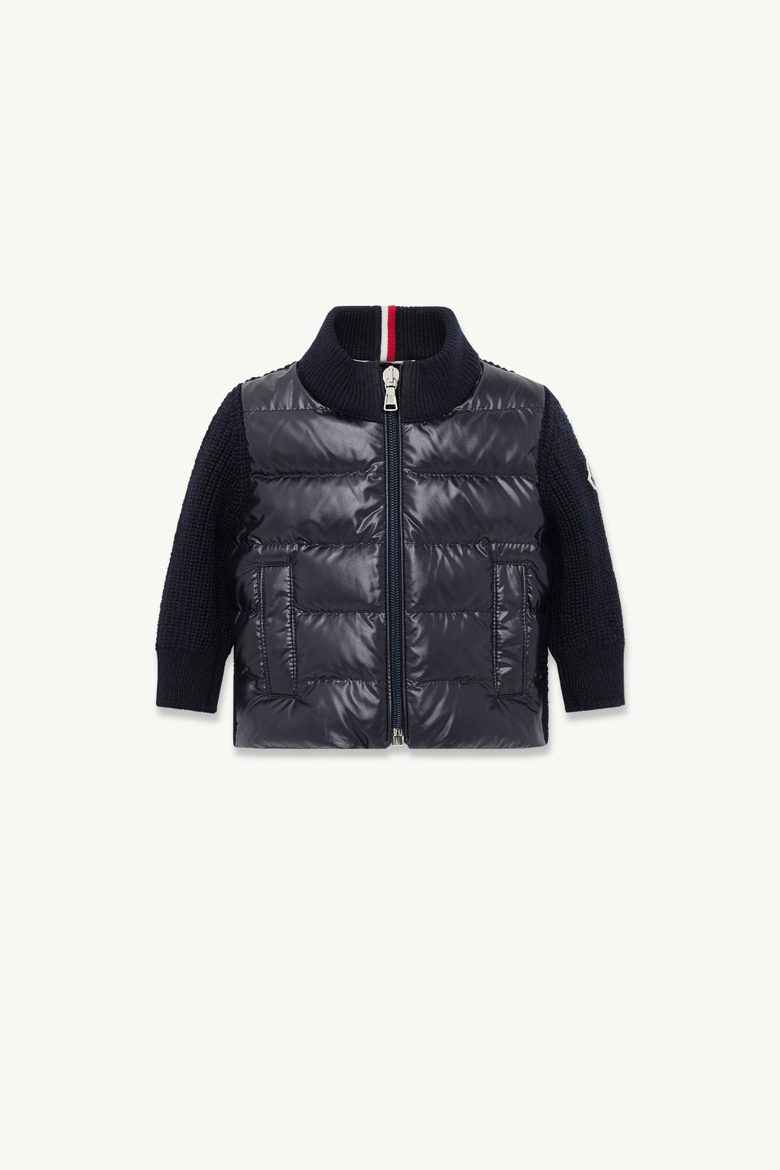 https://moncler-cdn.thron.com/api/v1/content-delivery/shares/dpx6uv/contents/K29519B00002M1131742_F/image/K29519B00002M1131742_F