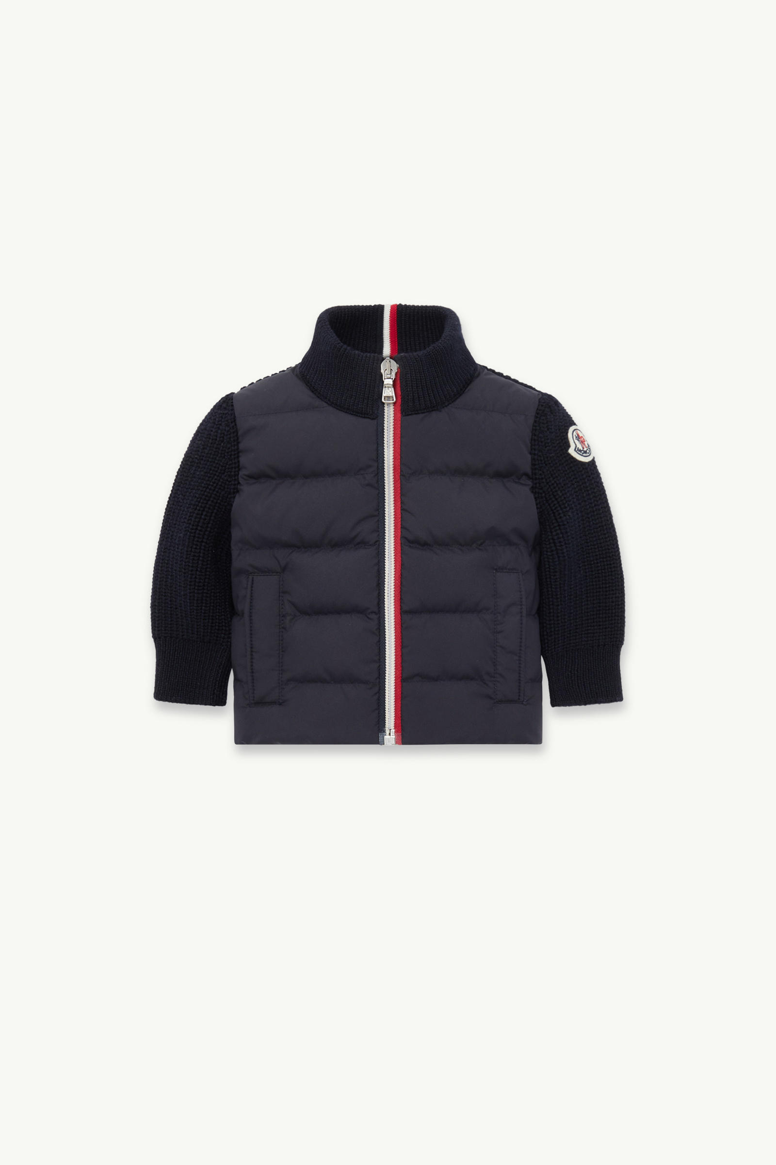 https://moncler-cdn.thron.com/api/v1/content-delivery/shares/dpx6uv/contents/K29519B00005M1131742_F/image/K29519B00005M1131742_F