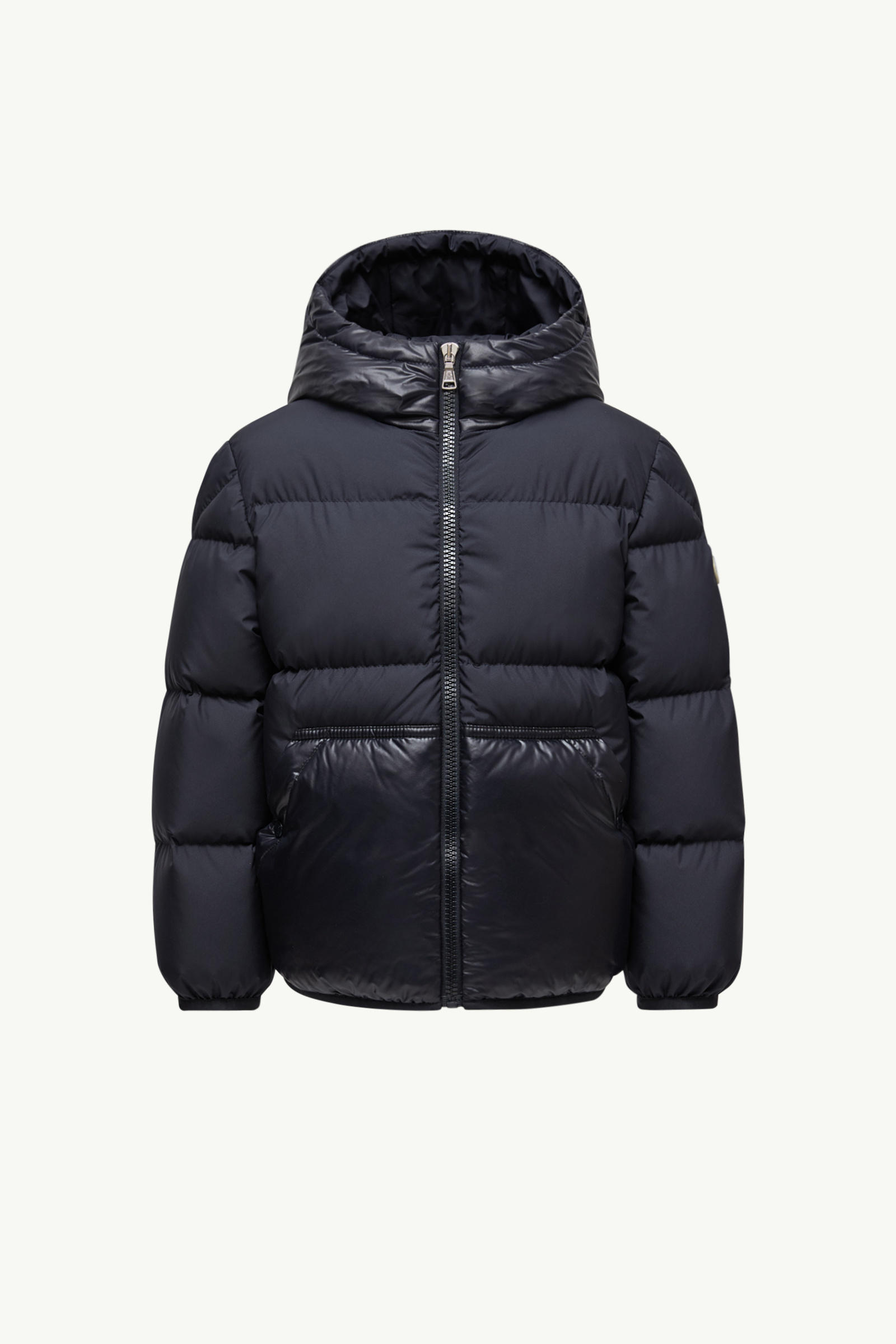 https://moncler-cdn.thron.com/api/v1/content-delivery/shares/dpx6uv/contents/K29541A00079597YW778_F/image/K29541A00079597YW778_F