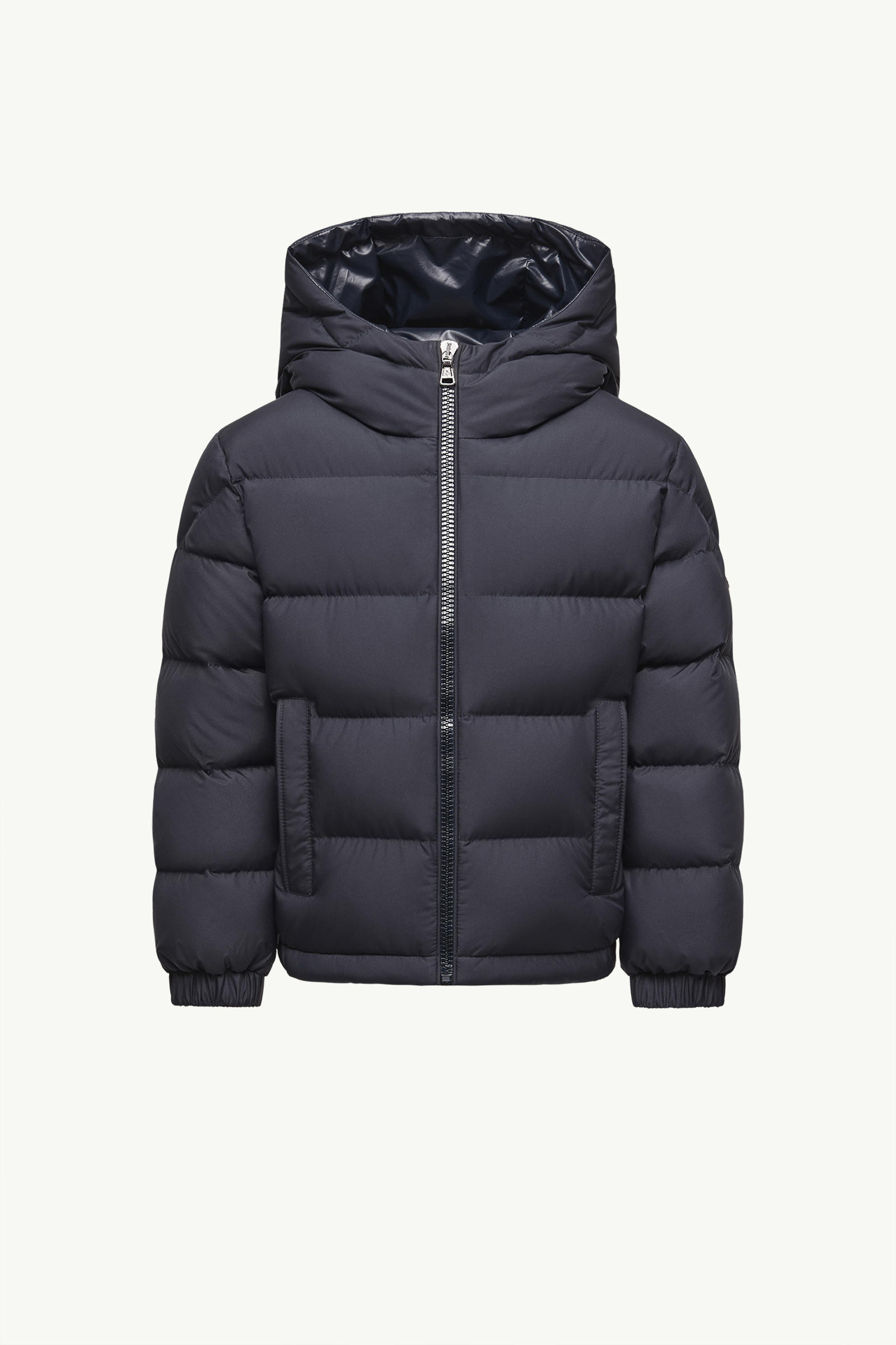 https://moncler-cdn.thron.com/api/v1/content-delivery/shares/dpx6uv/contents/K29541A00101597YW778_F/image/K29541A00101597YW778_F
