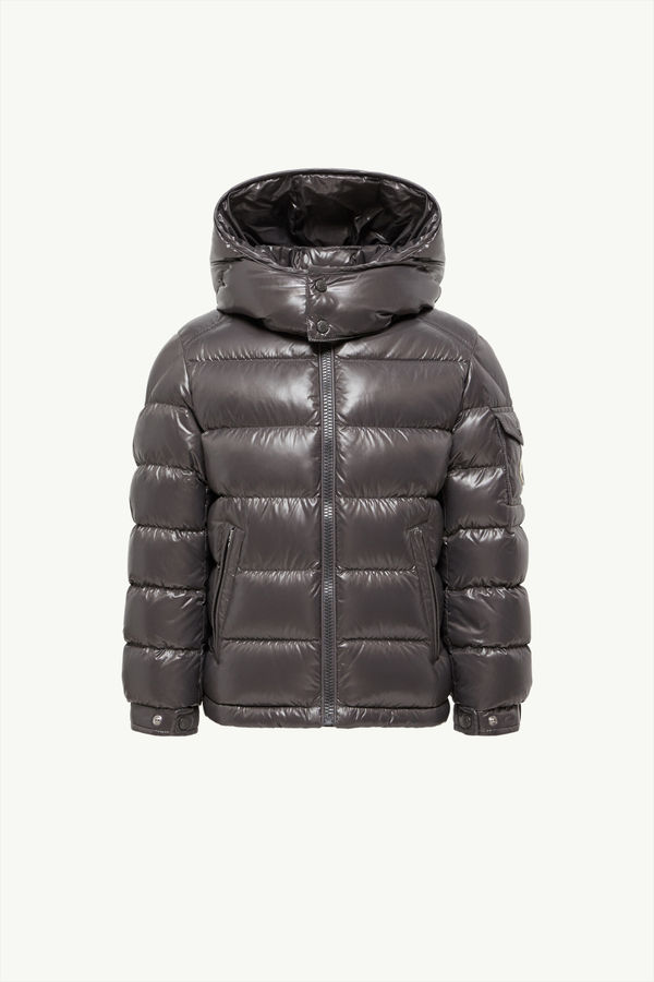 https://moncler-cdn.thron.com/api/v1/content-delivery/shares/dpx6uv/contents/K29541A1252068950918_F/image/K29541A1252068950918_F