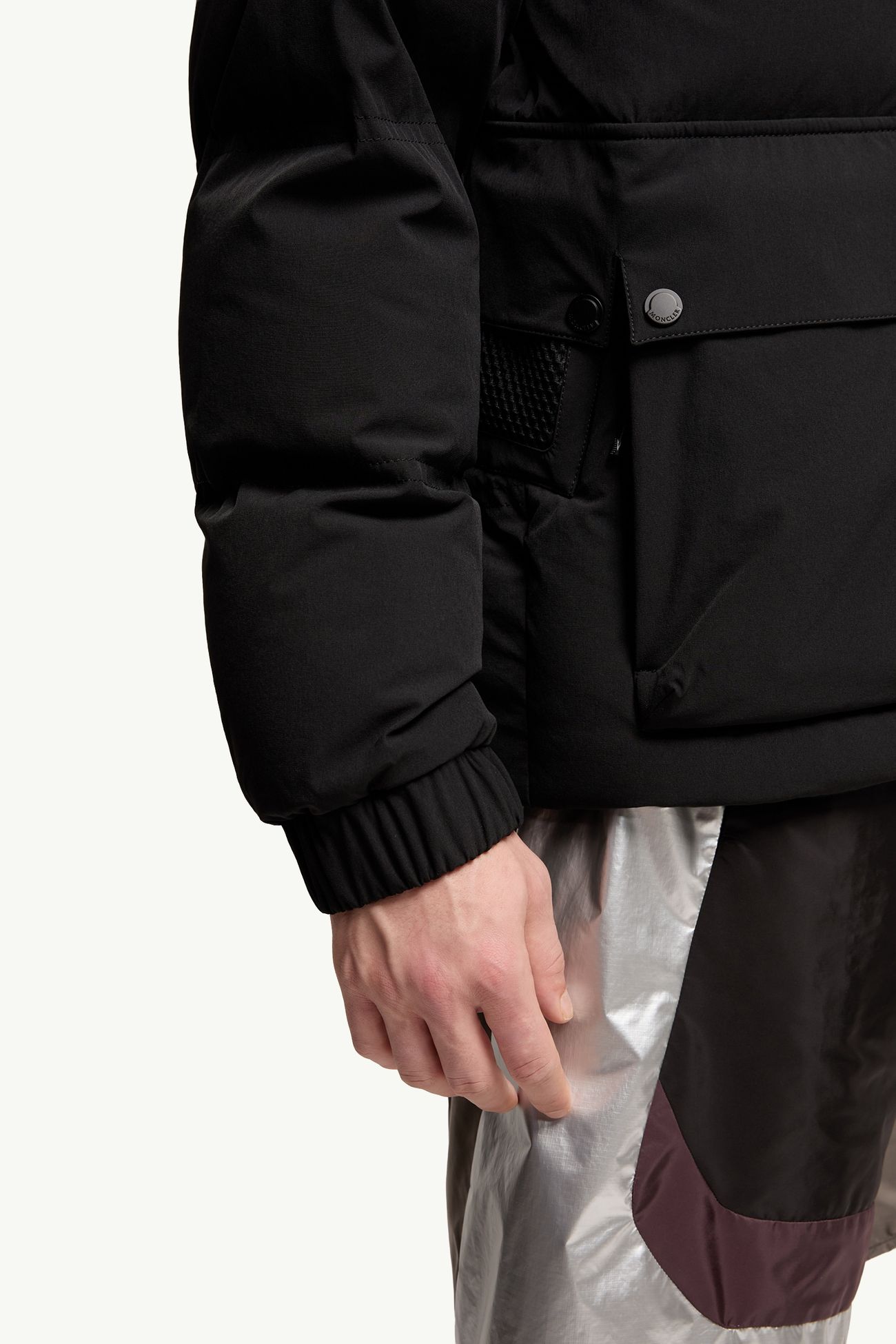 Adhara ショートダウンジャケット メンズ ブラック Moncler 7