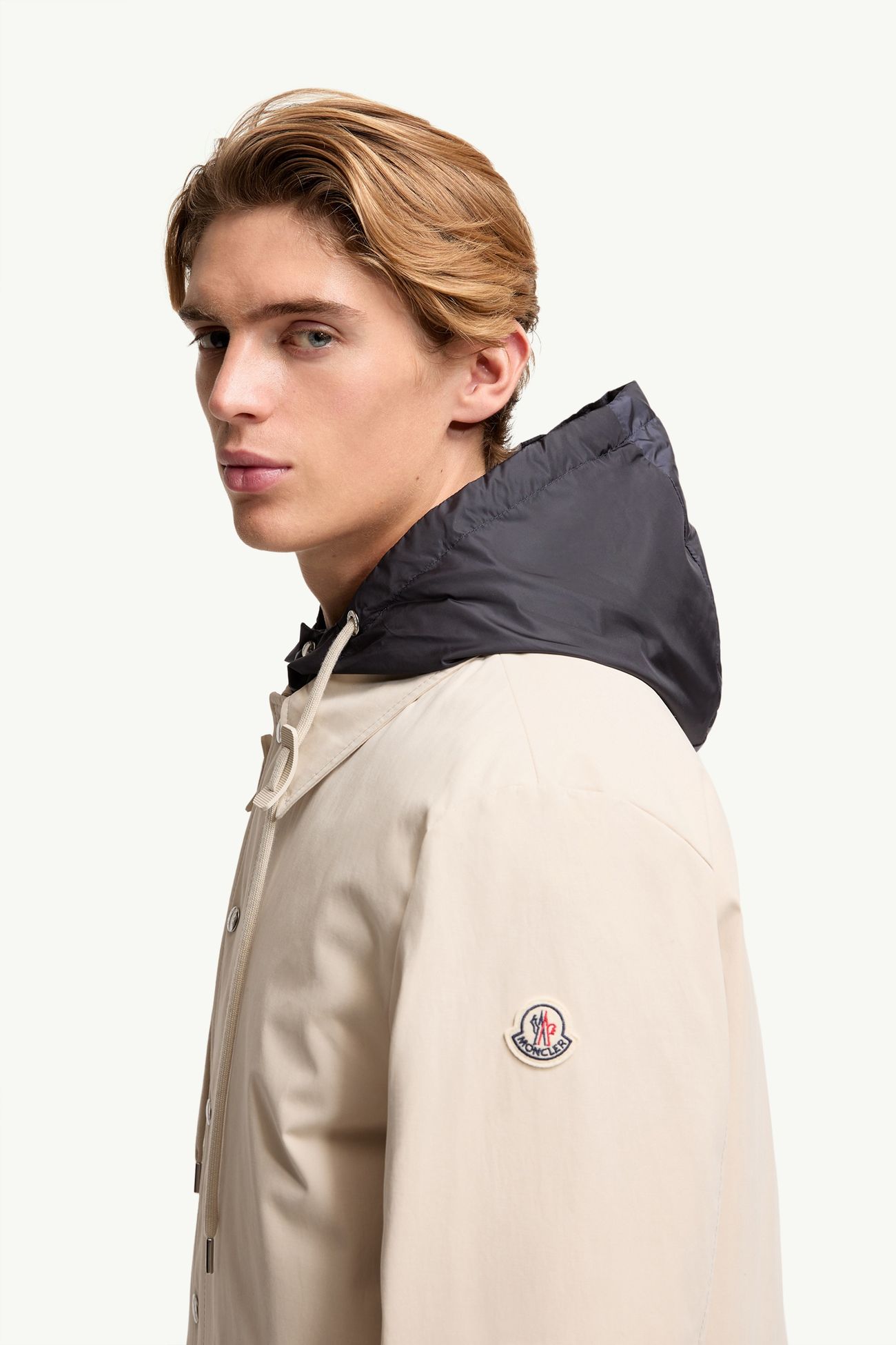Parka Imbottito Lungo Kervoyal Con Cappuccio Uomo Beige Chiaro Moncler 1