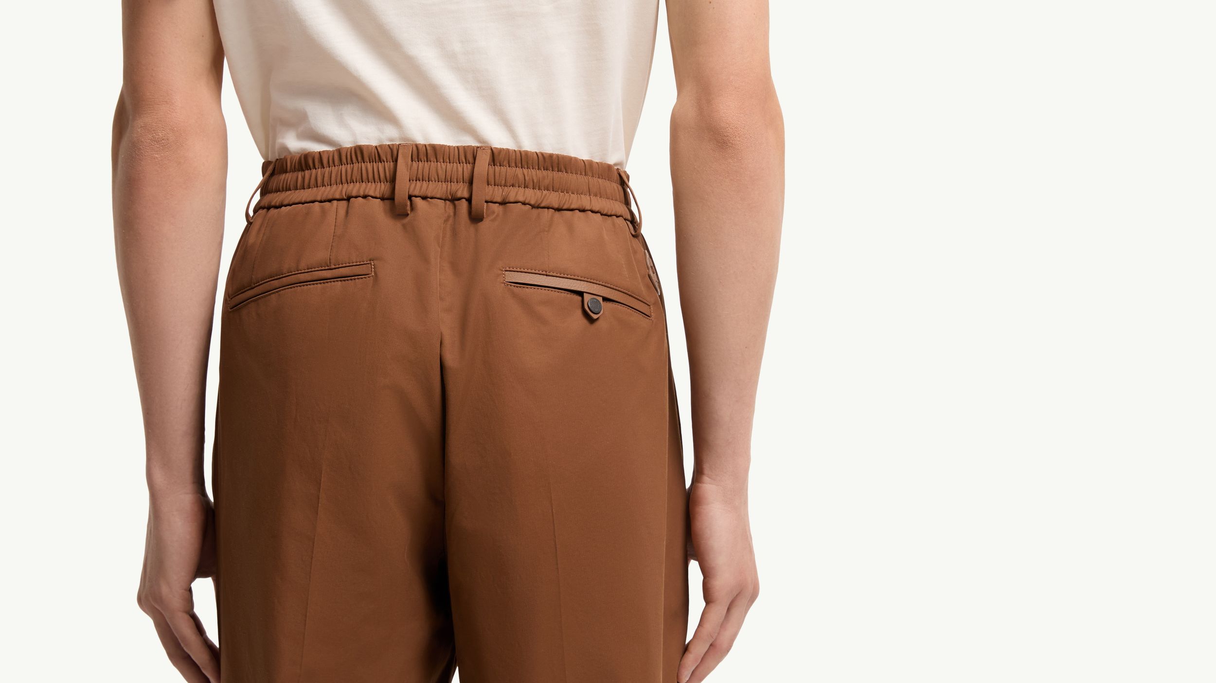 Slide 1 - product.feature.detailleatherpocket.title