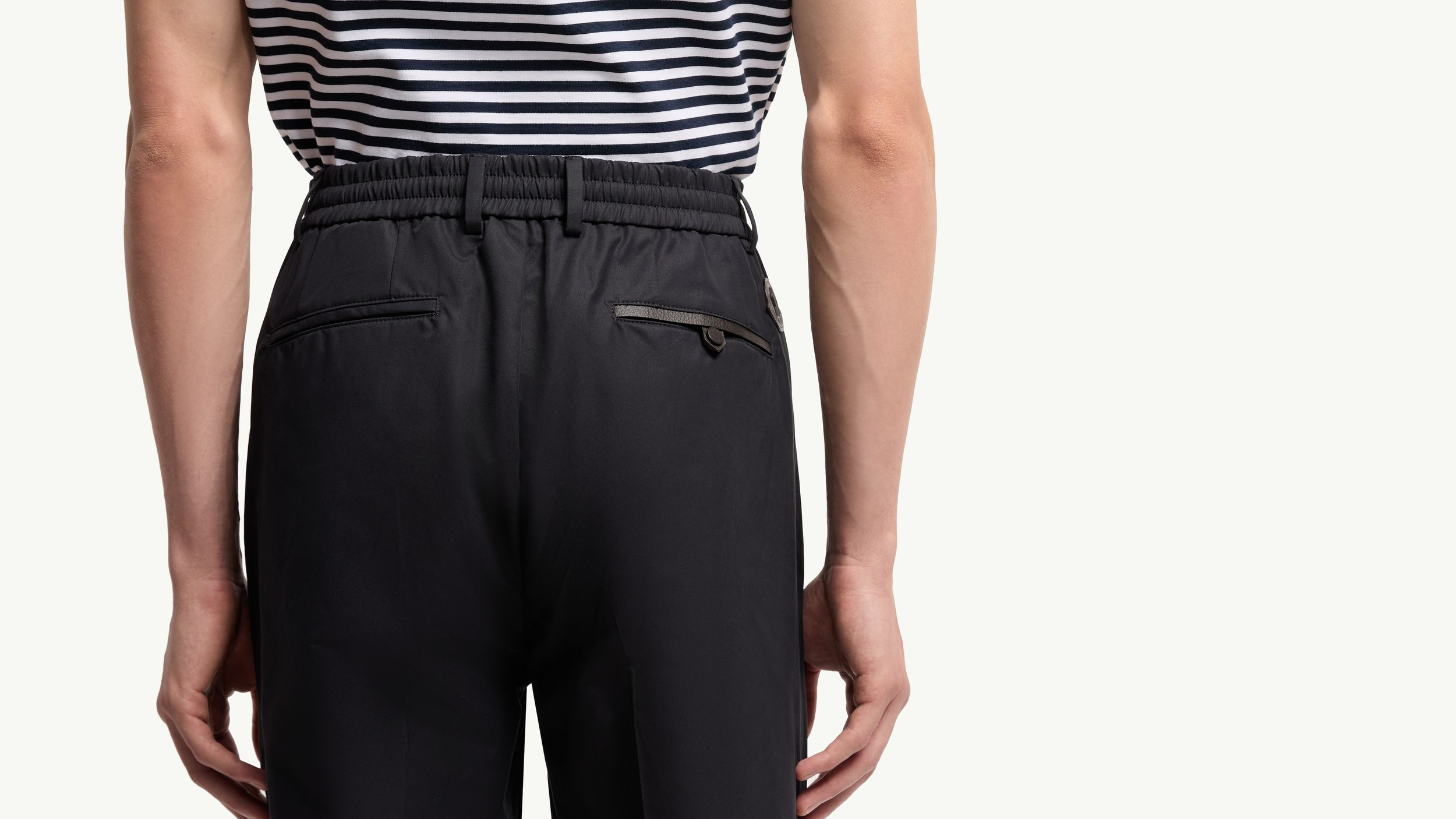 Slide 1 - product.feature.detailleatherpocket.title