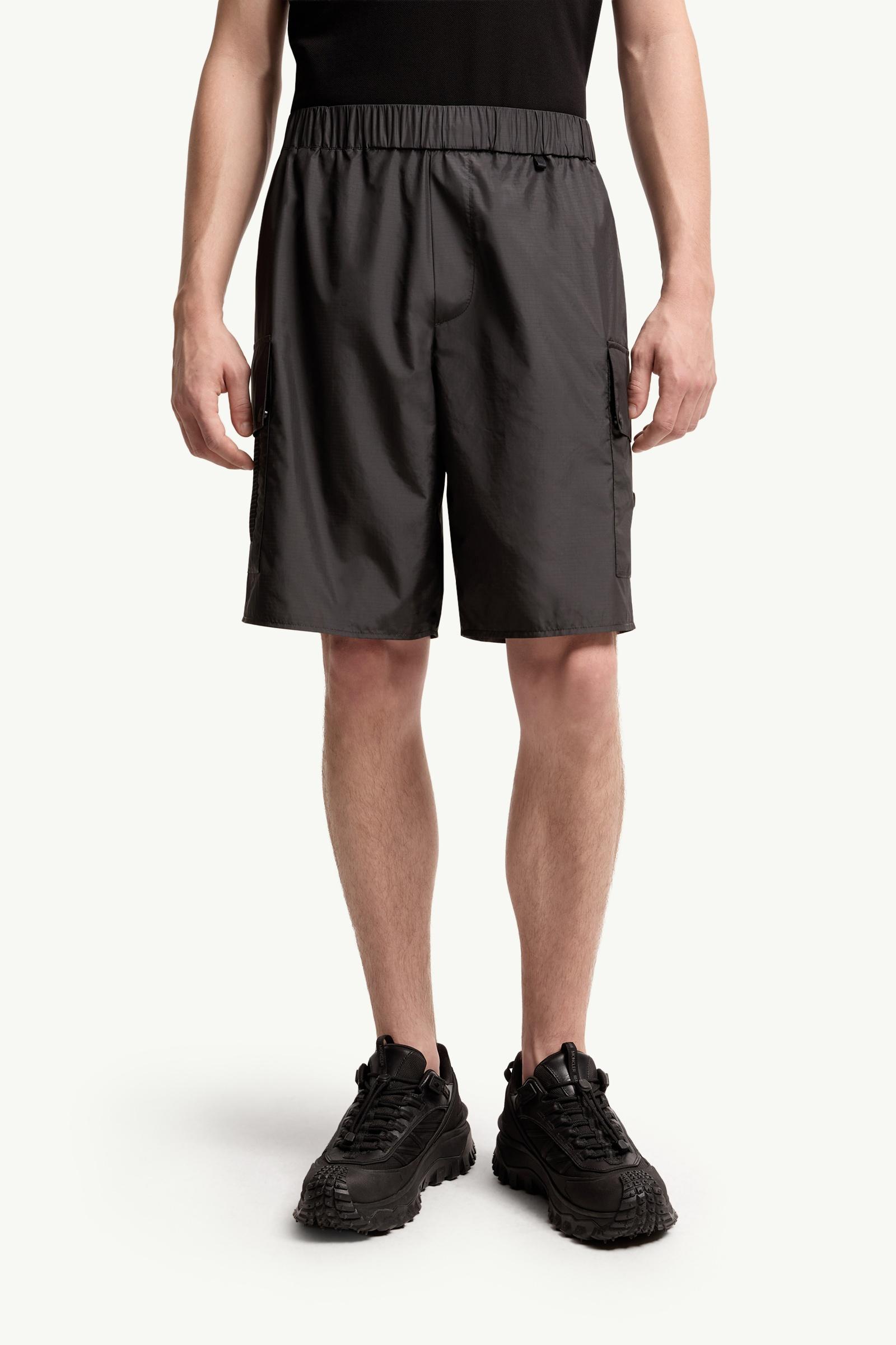 MONCLER ショートパンツ ブラック ブラック ショートパンツ : パンツ＆ショーツ 向けの メンズ