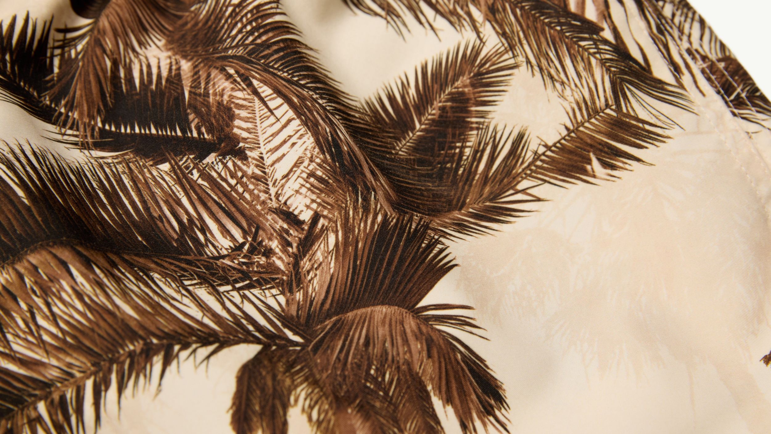 Slide 1 - product.feature.texturepalms.title