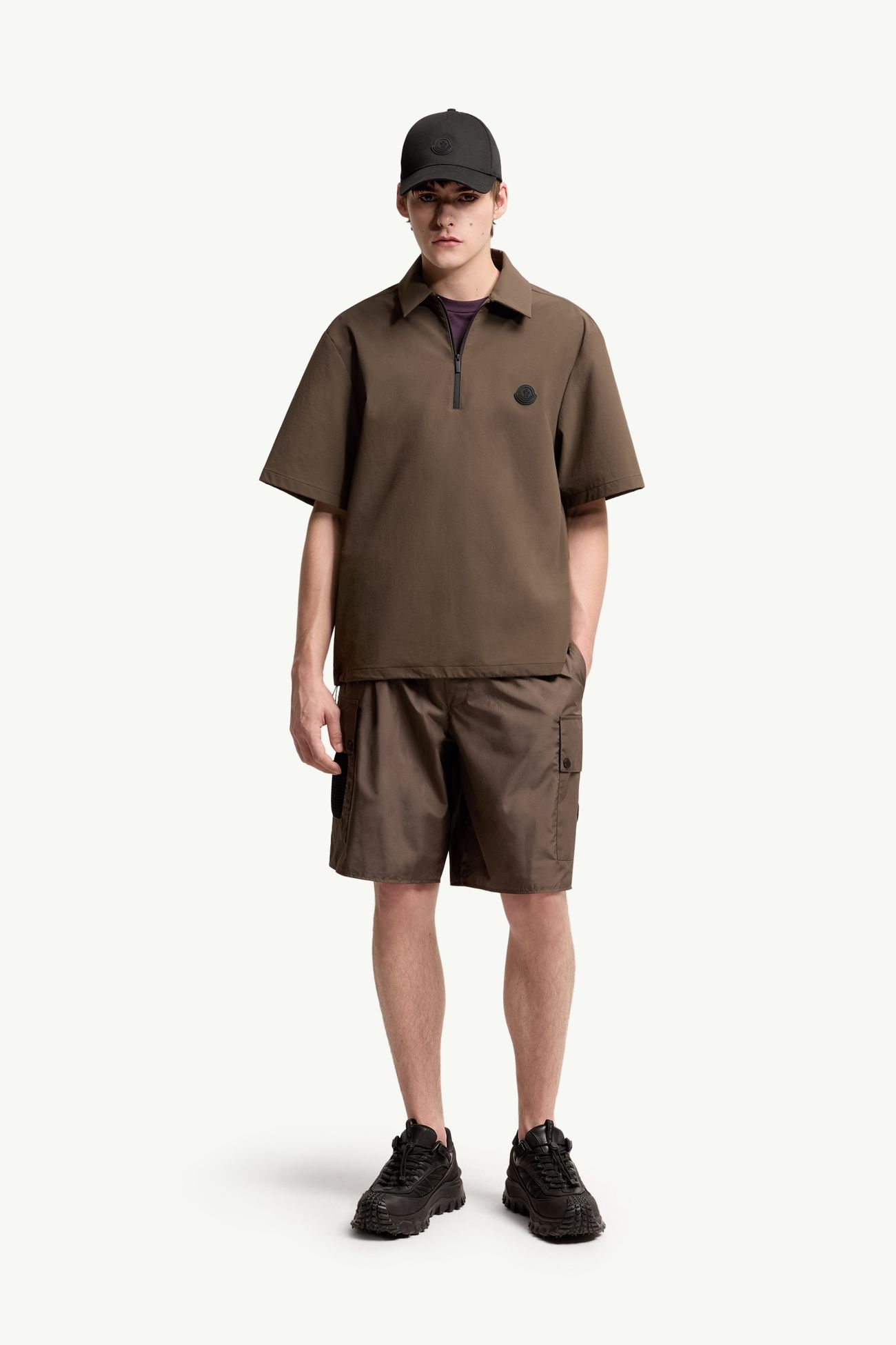 Kurzarmshirt mit halbem Reißverschluss und Logo Herren Braun Moncler 0