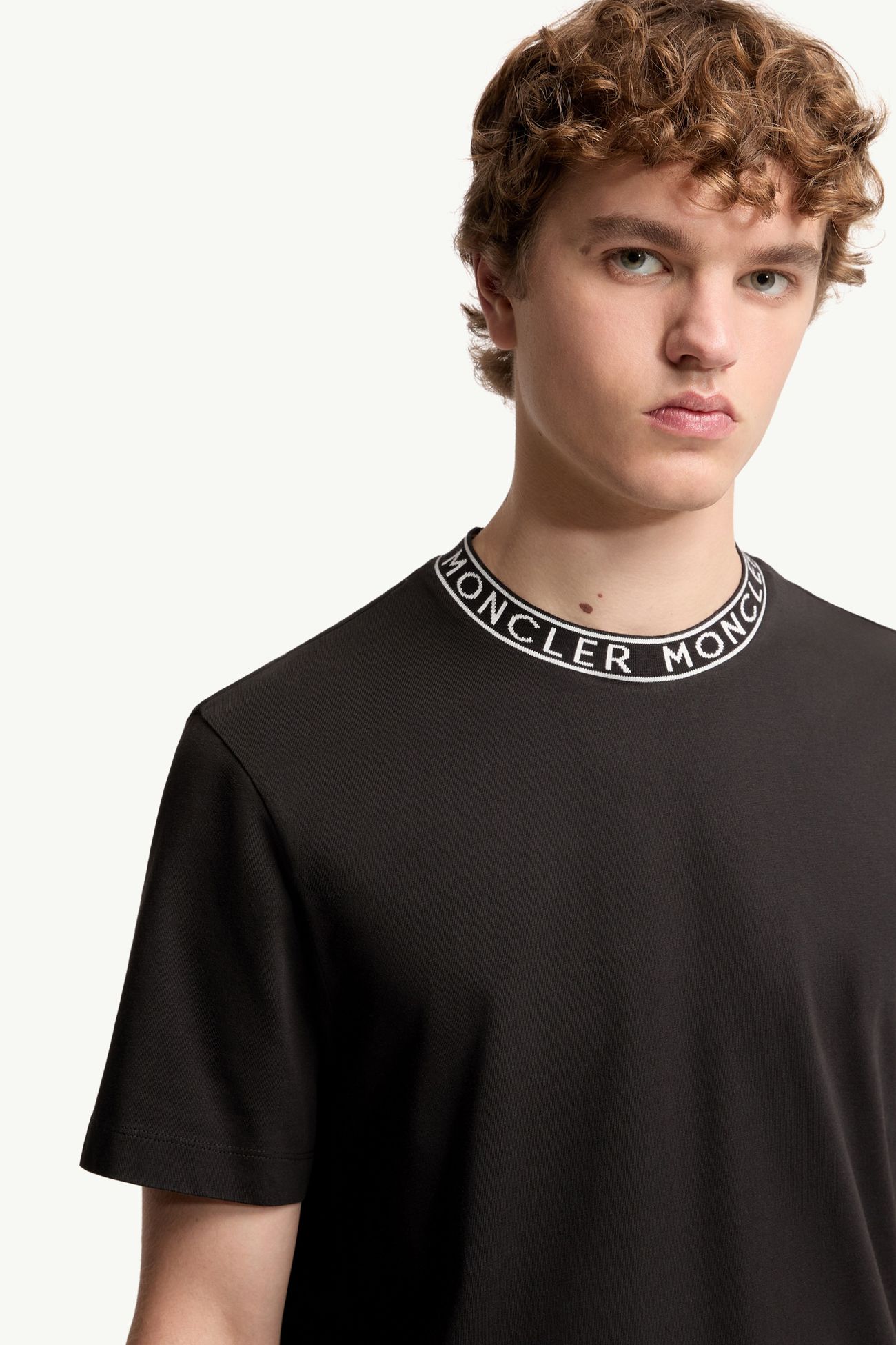 T-Shirt aus Baumwolle mit Logobesatz Herren Schwarz Moncler 5