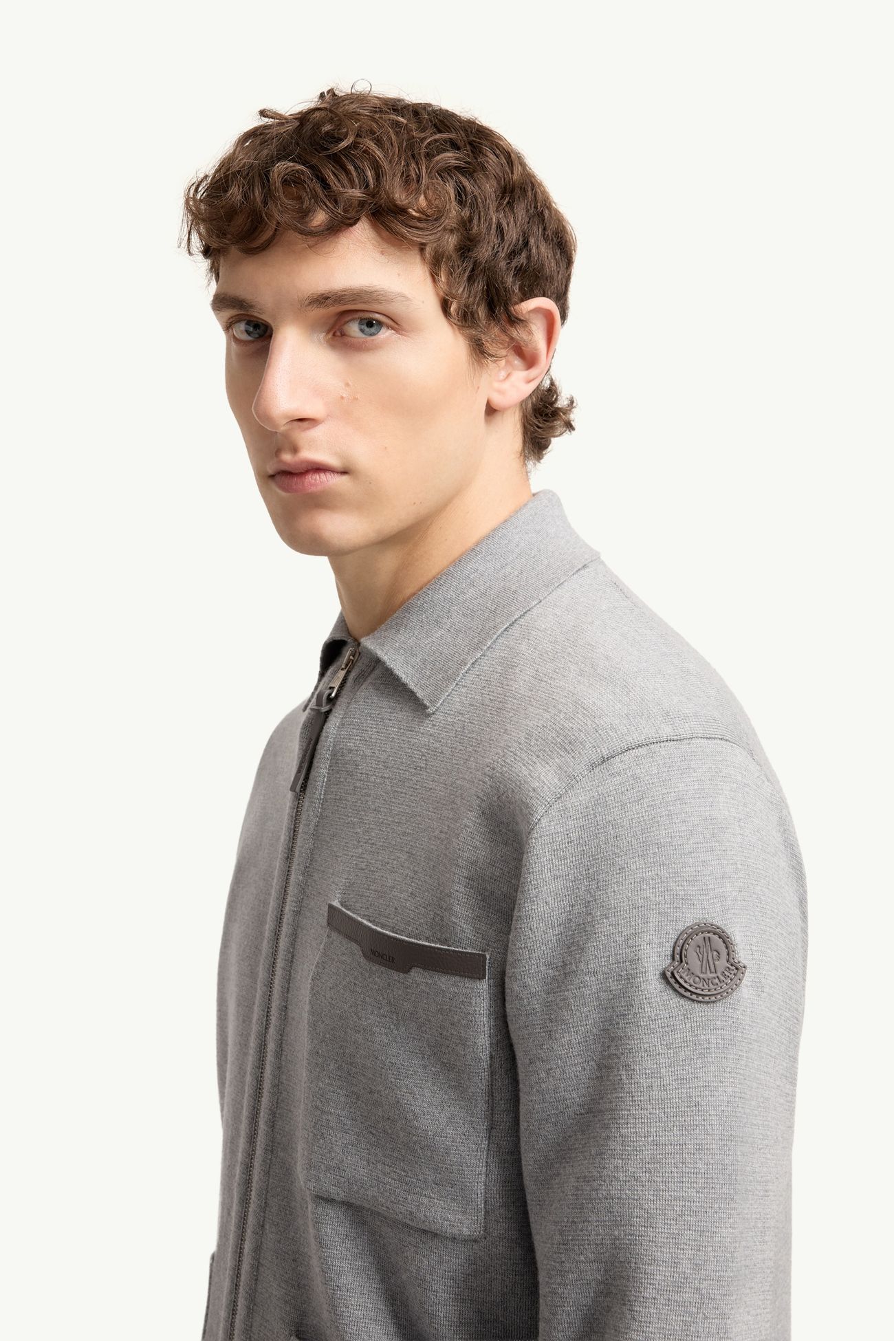 Cardigan in lana con zip e logo in pelle Uomo Grigio Moncler 1