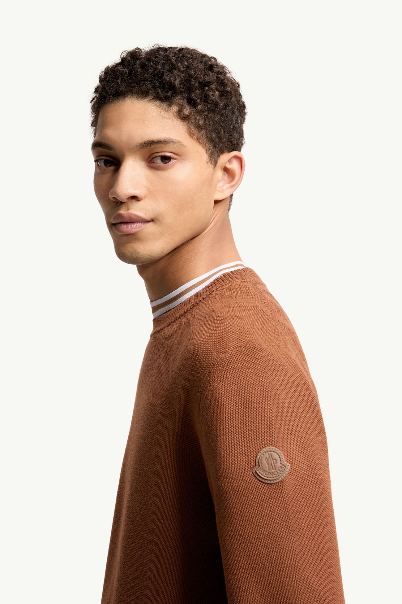 Maglione in lana con logo in pelle Uomo Rosso Mattone Moncler 1