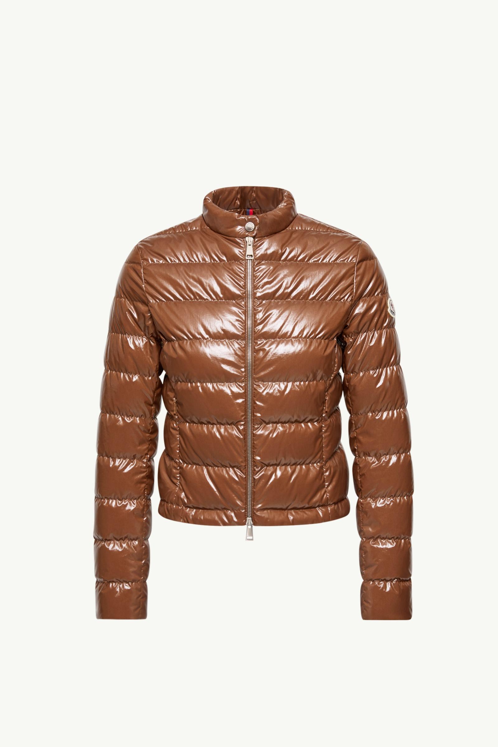 https://moncler-cdn.thron.com/api/v1/content-delivery/shares/dpx6uv/contents/L10931A00011597EU24N_F/image/L10931A00011597EU24N_F