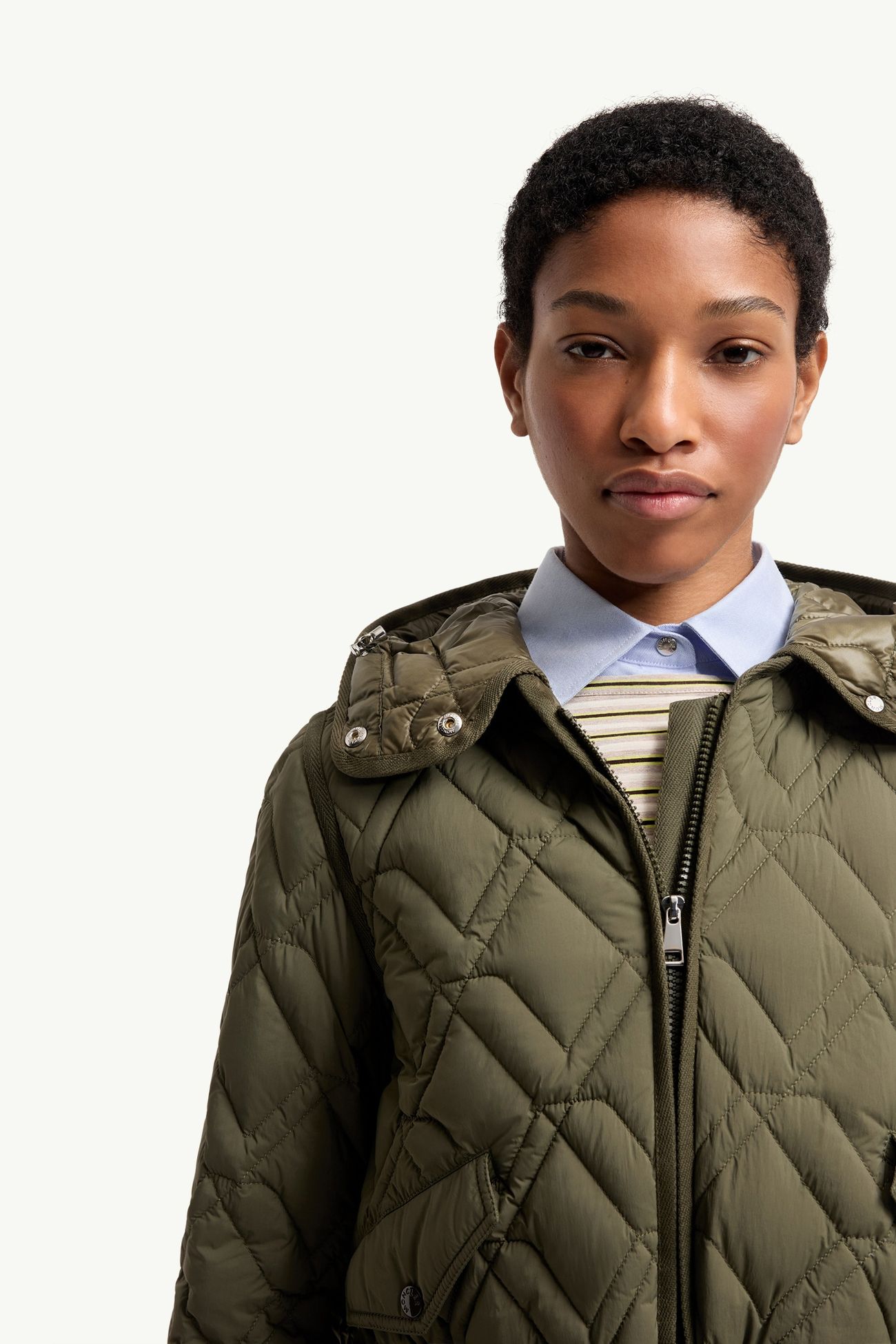 Doudoune courte matelassée à capuche et motif géométrique Lilas Femmes Vert Olive Moncler 6