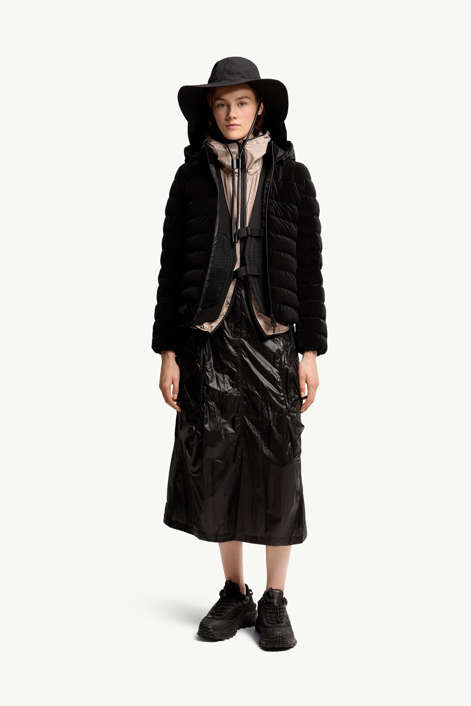 MONCLER ブラックジャケット チェーンディテール MONCLER（モンクレール） ダウン ダウンジャケット ダウンコート
