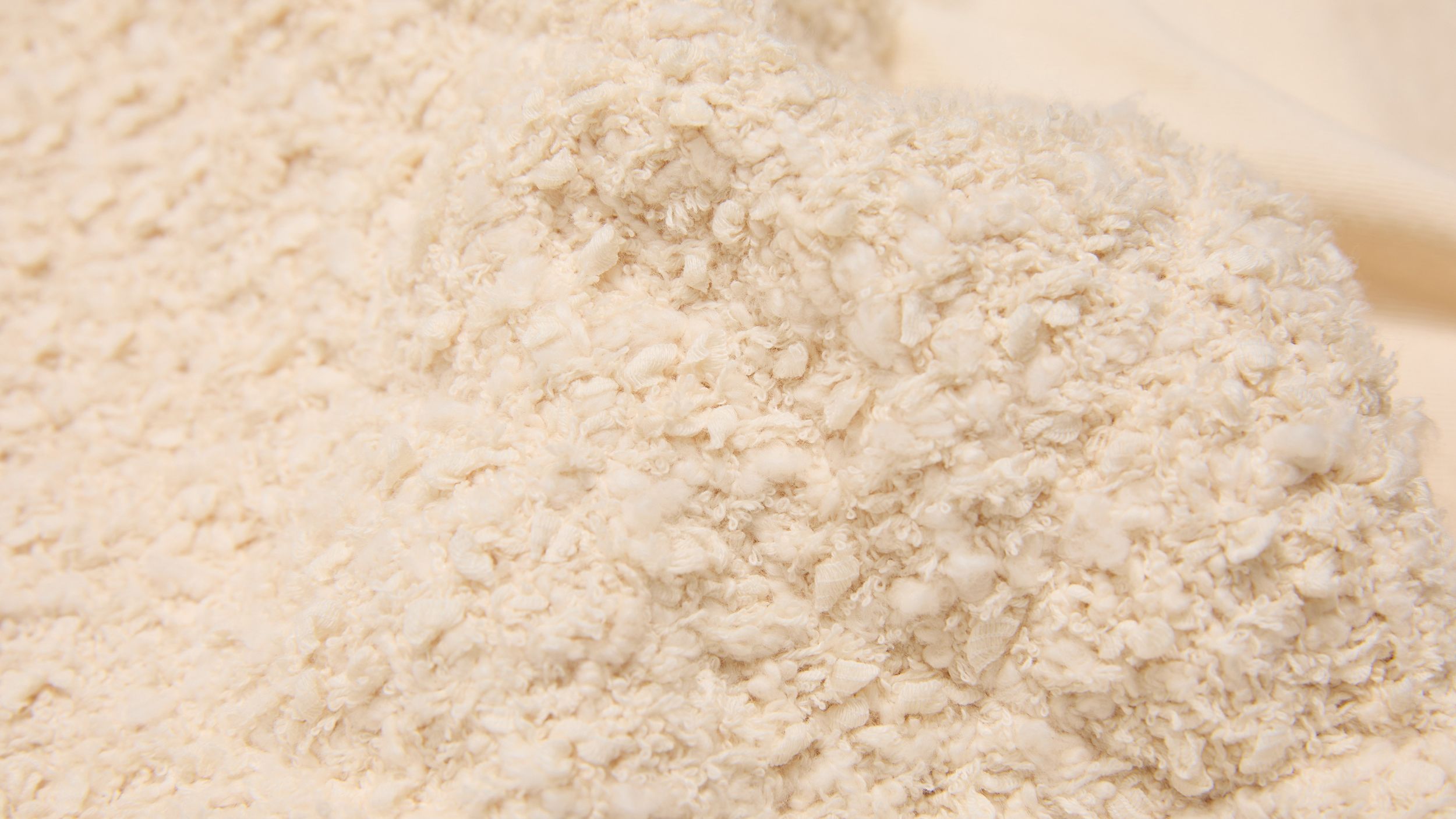 Slide 1 - product.feature.texturefluffymaterial.title