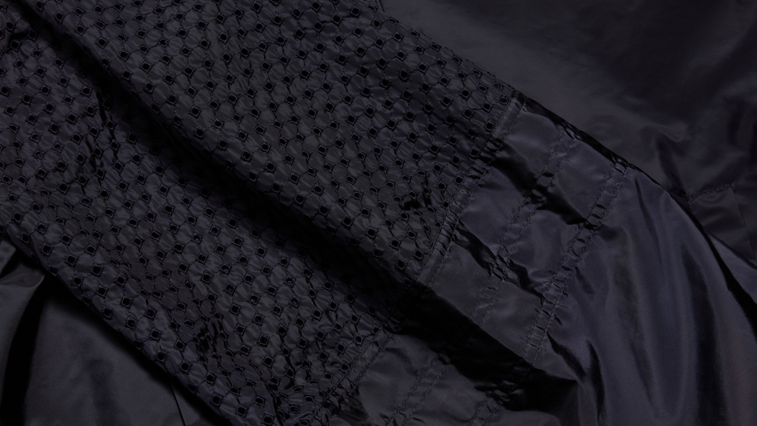 Slide 1 - product.feature.texturesangallolaceonsleeves.title