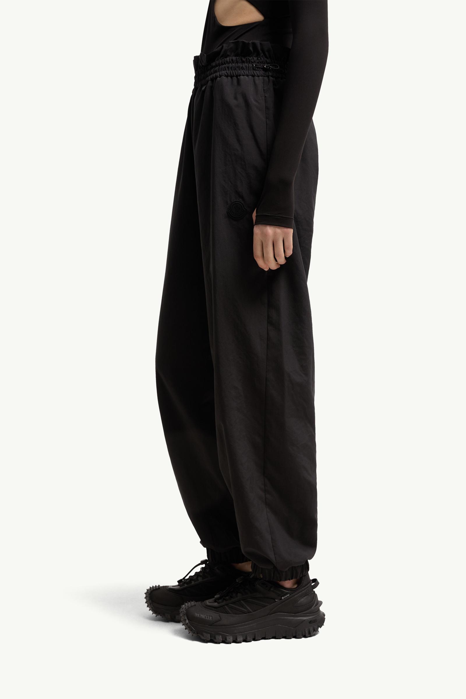 MONCLER スウェットパンツ ブラック ブラック スウェットパンツ : パンツ＆ショーツ 向けの レディース