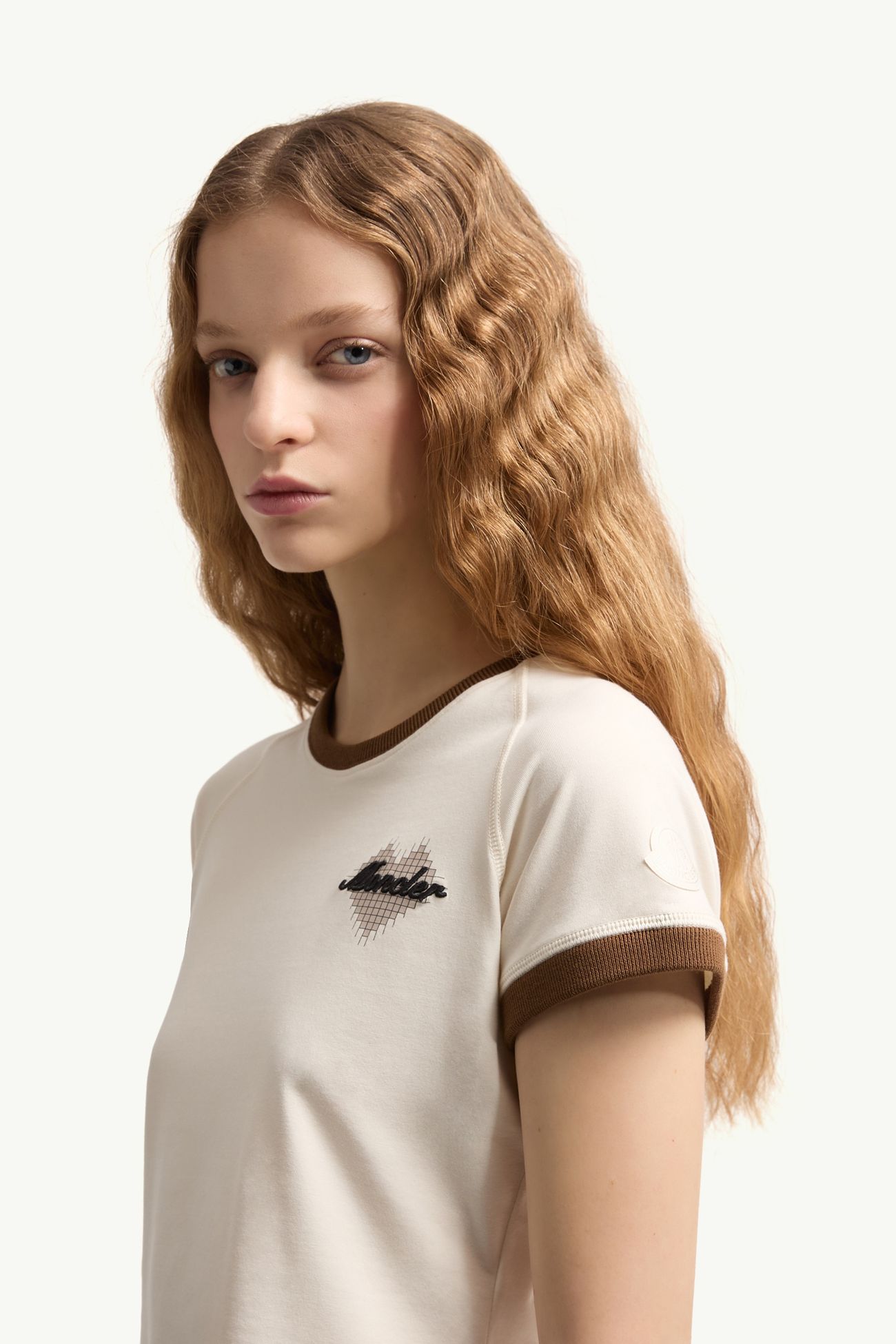 Camiseta de algodón con logotipo de corazón Mujer Beige Claro Moncler 1