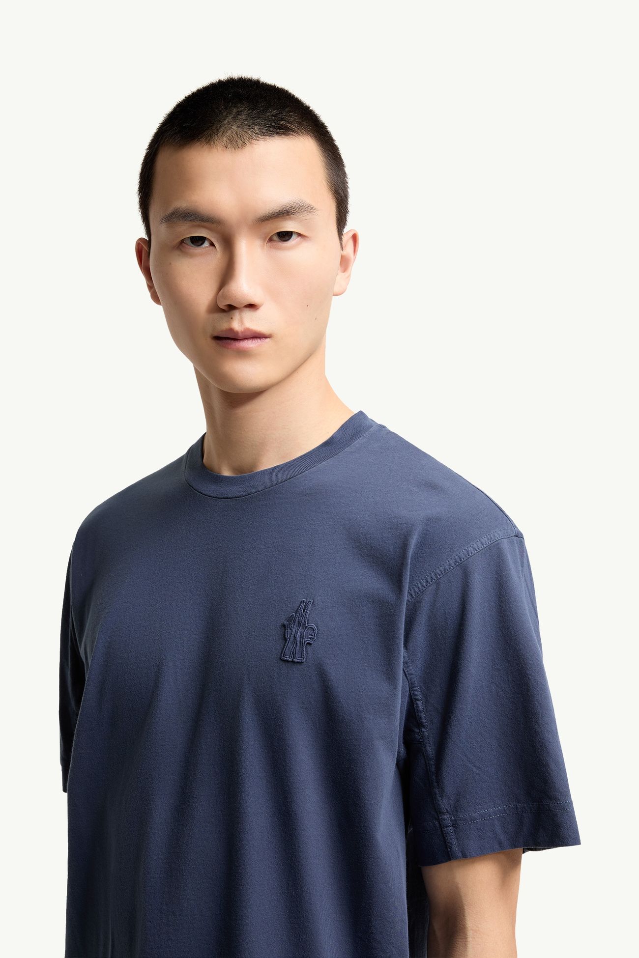 T-Shirt aus Baumwolle mit Logoaufnäher Herren Navyblau Moncler 1