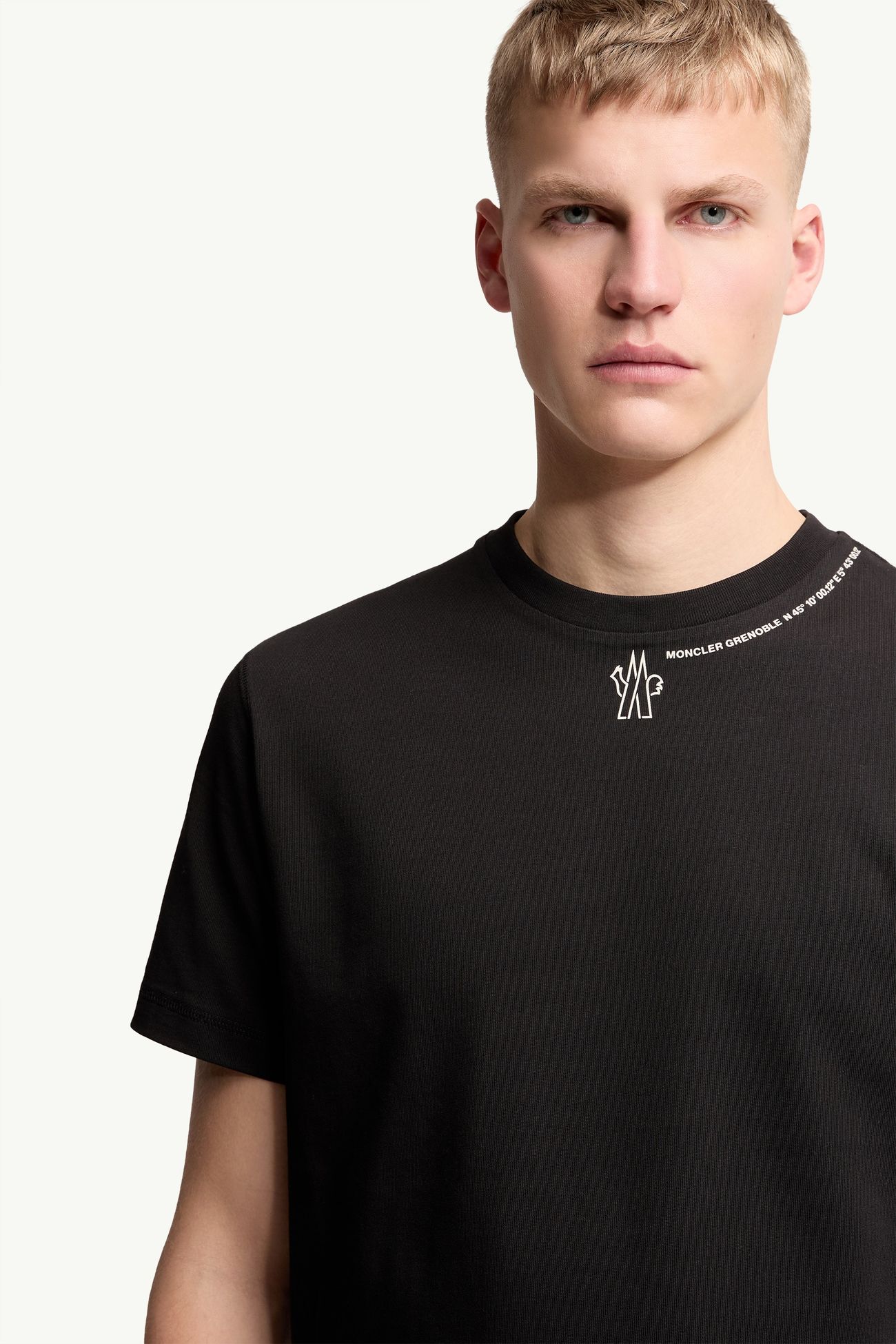 T-shirt logata in cotone Uomo Nero Moncler 6