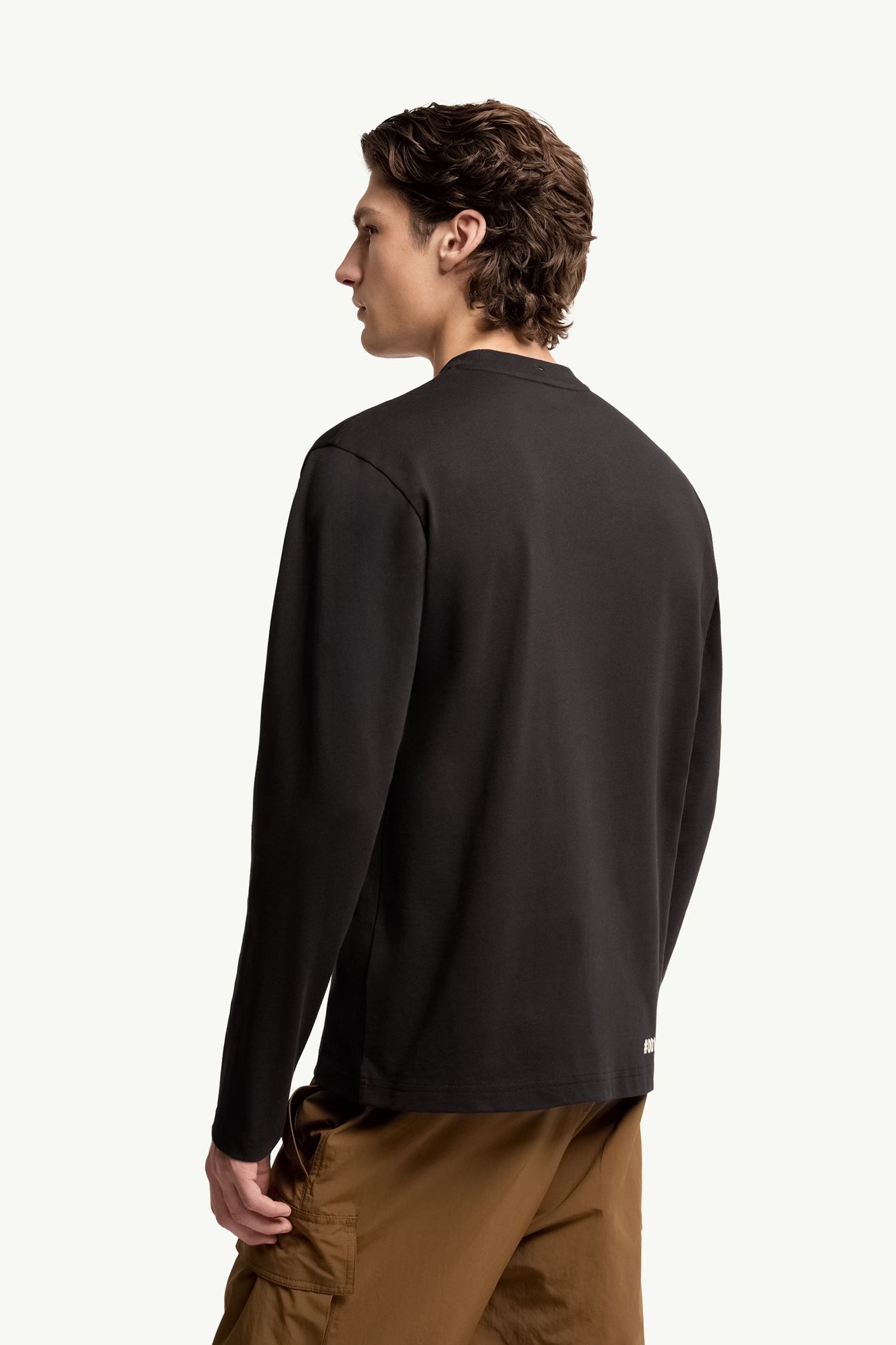 T-shirt a maniche lunghe logata in cotone Uomo Nero Moncler 4