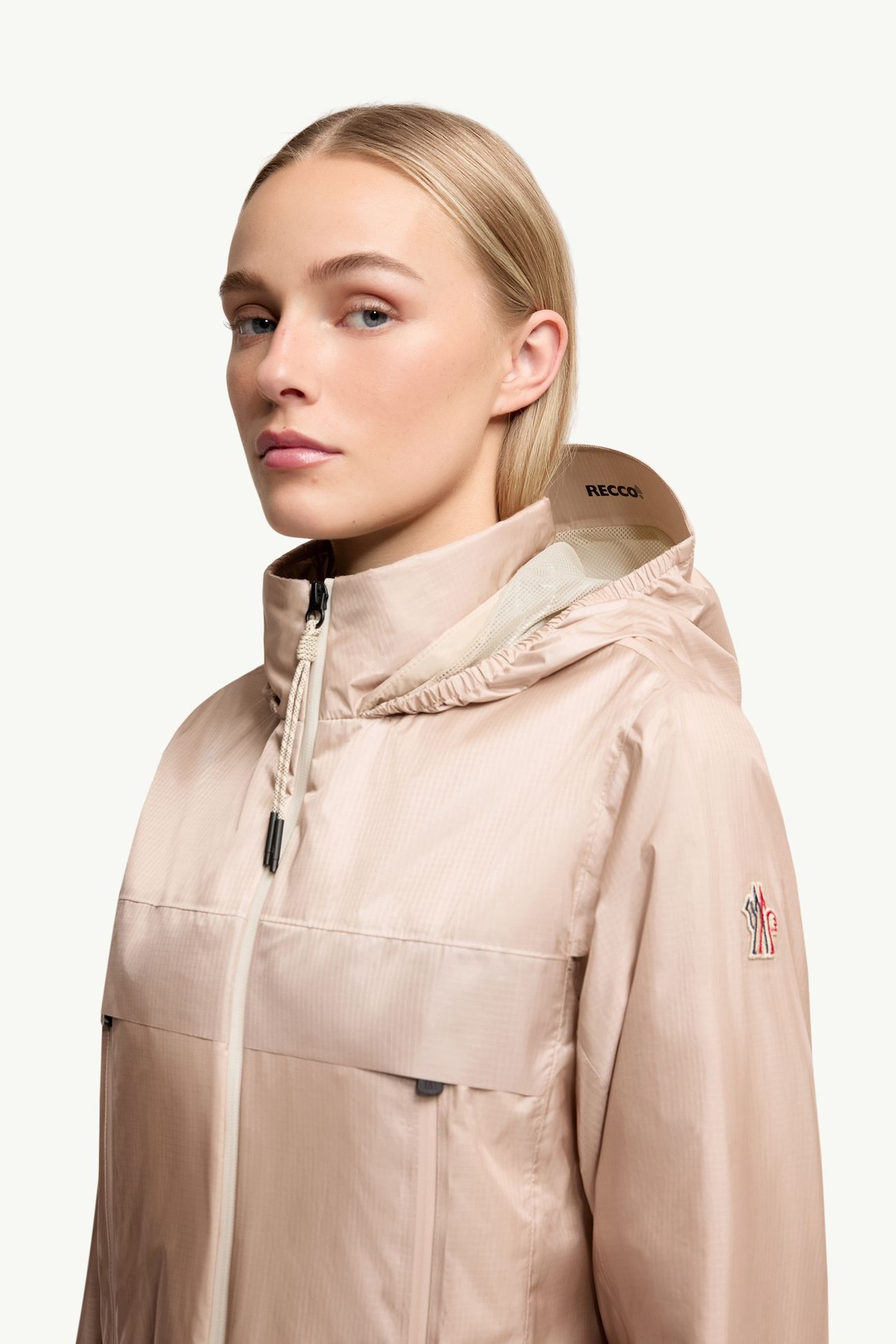 Plumífero corto con capucha de Windstopper® Fergana Mujer Rosado claro Moncler 5