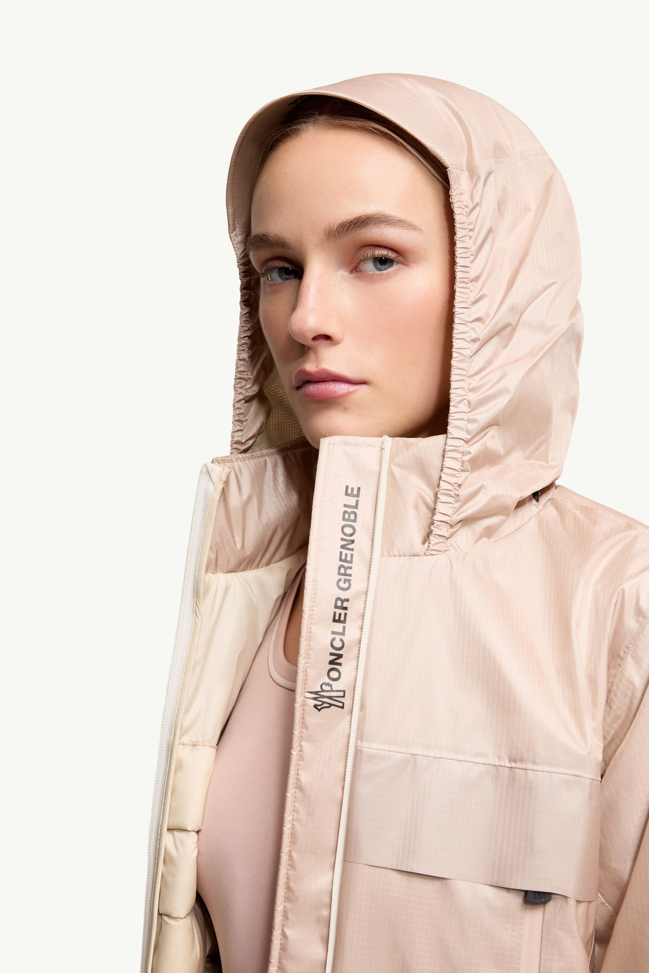 Fergana女士连帽短款羽绒夹克外套 女士 浅粉色 Moncler 7