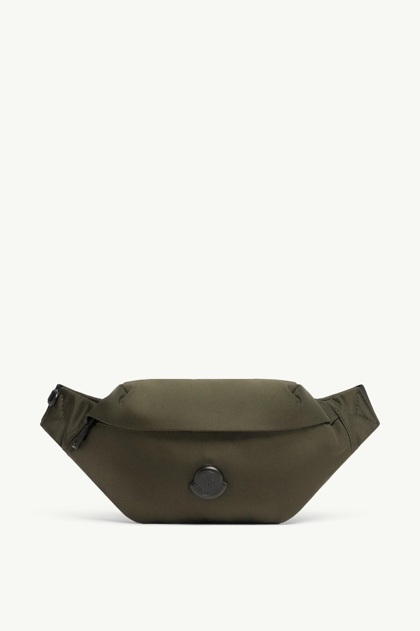 MONCLERのボディバッグ