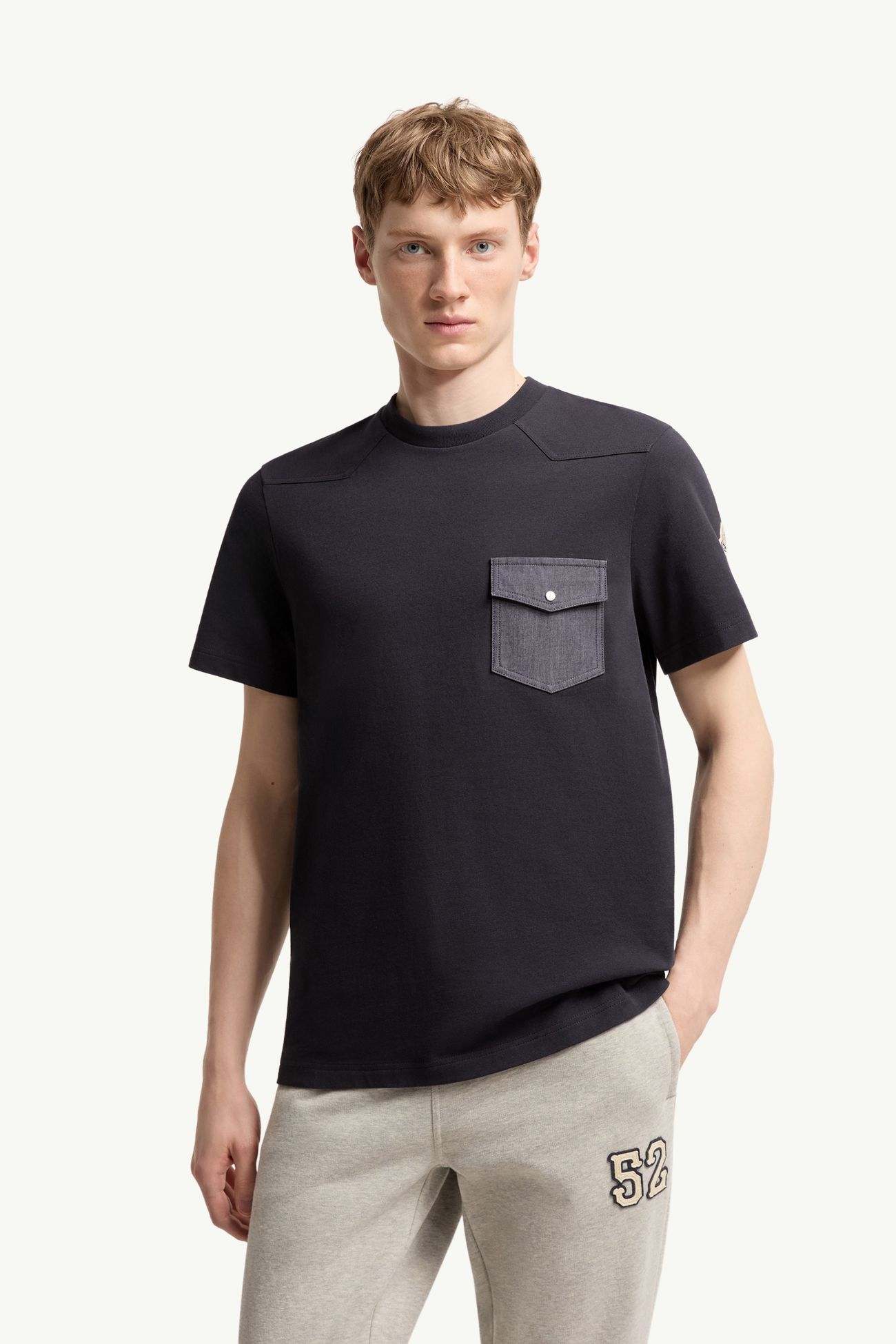 T-Shirt aus Baumwolljersey mit Denim-Tasche Herren Navyblau Moncler 3