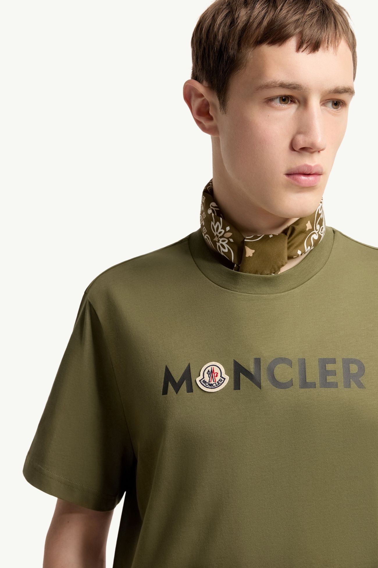 T-shirt logata in cotone Uomo Verde Oliva Moncler 5