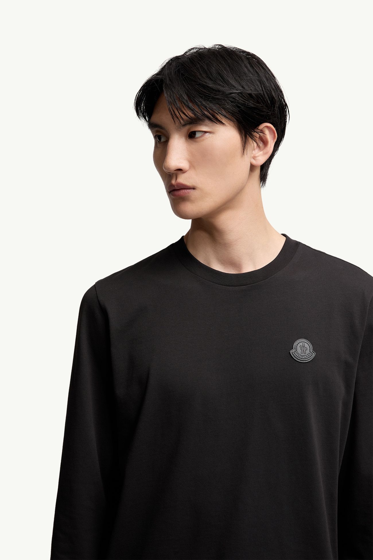 T-shirt a maniche lunghe in cotone con logo in pelle Uomo Nero Moncler 5