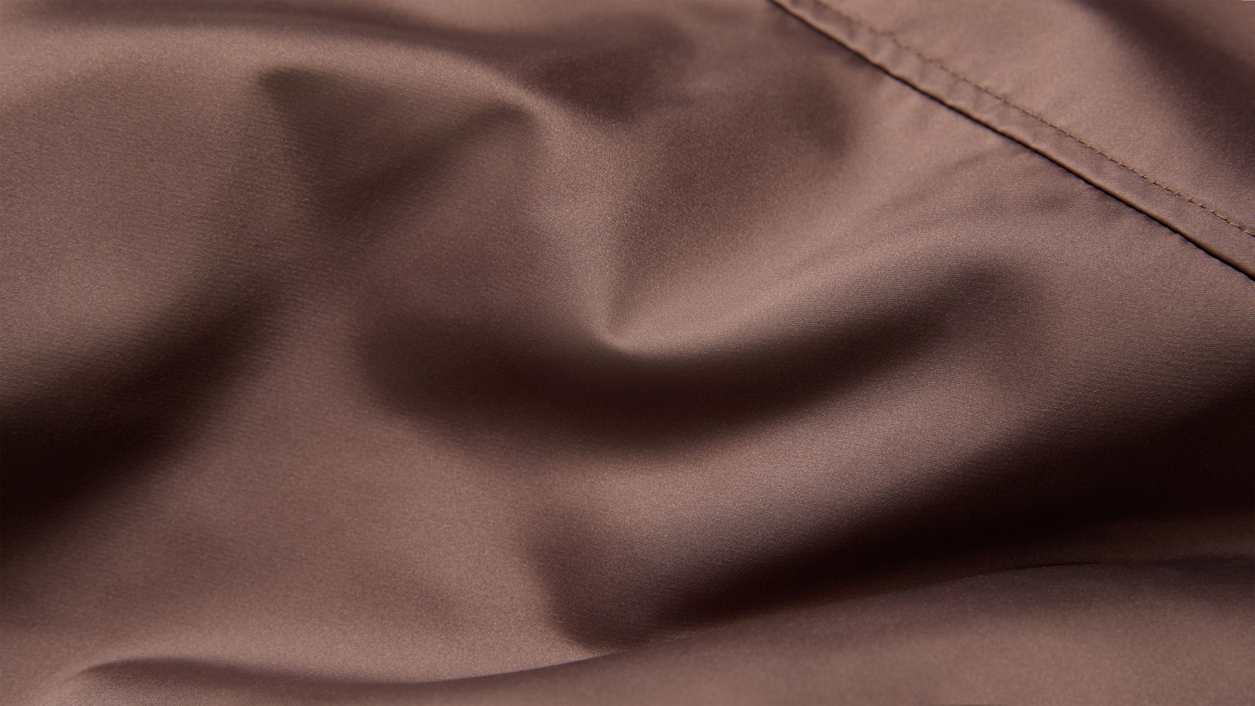 Slide 2 - product.feature.texturesatineffect.title