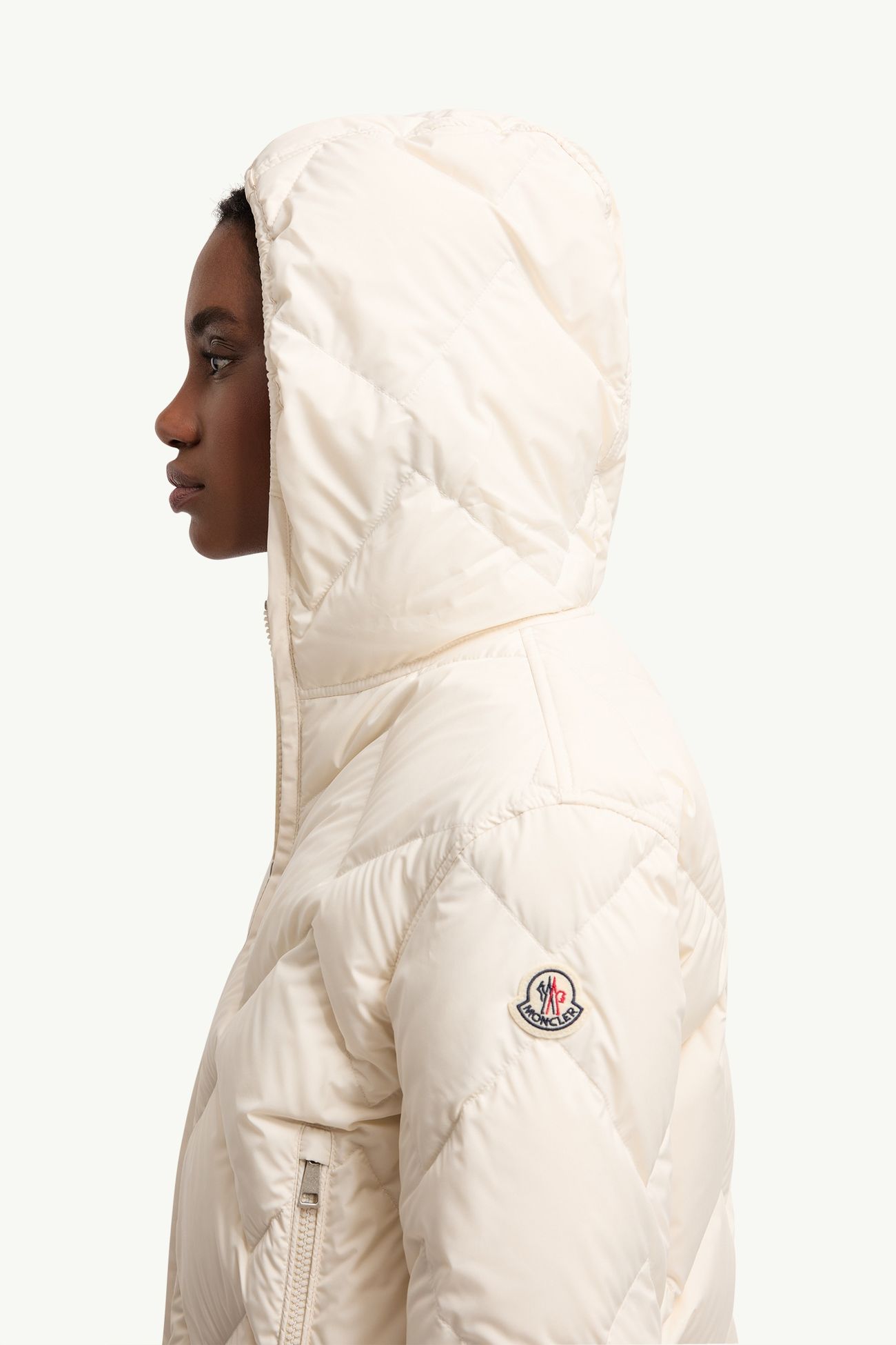 Plumífero corto con capucha y acolchado triangular Arvouinne Mujer Blanco Marfil Moncler 1