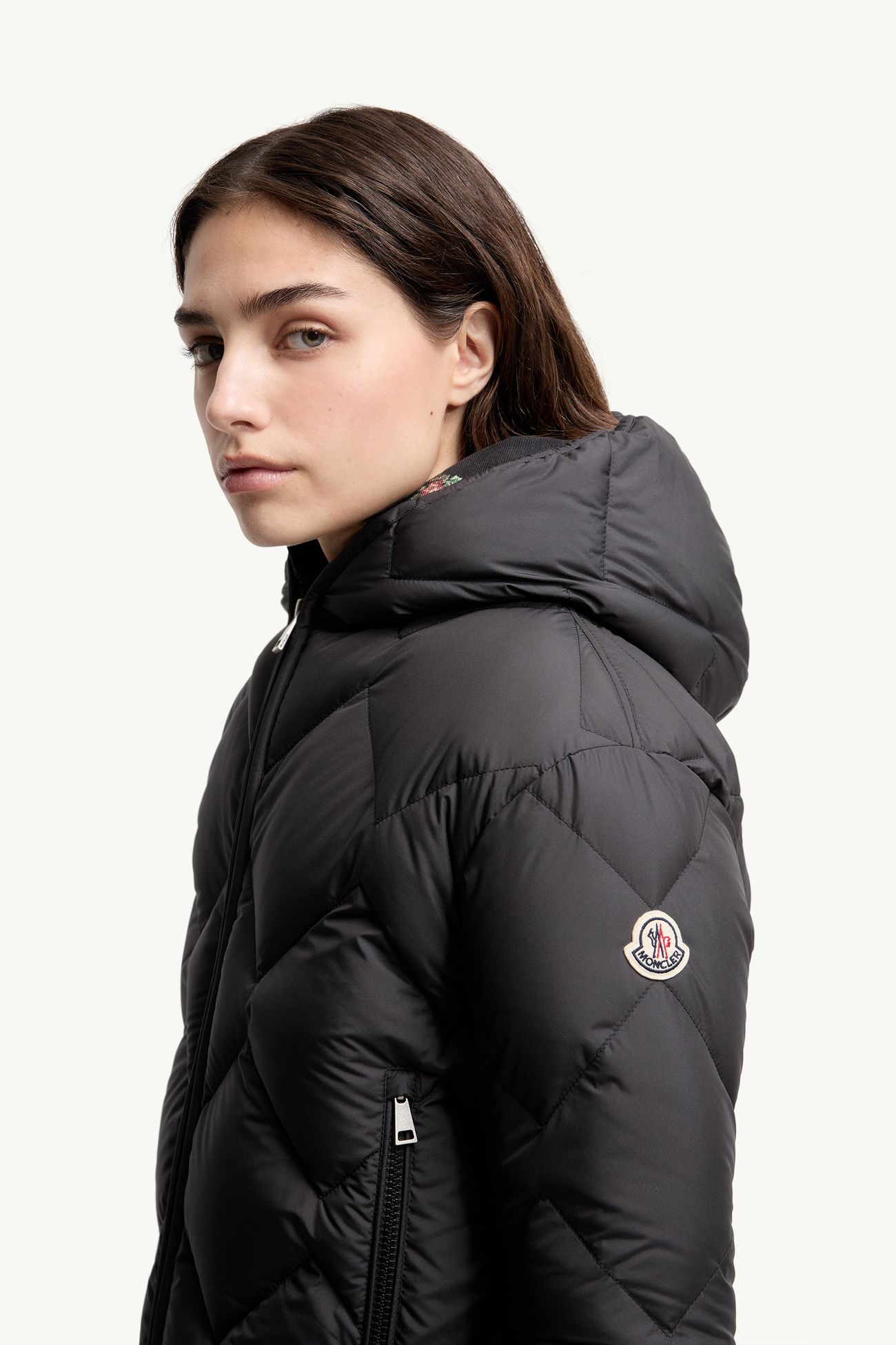 Arvouinne 후드 트라이앵글 퀼팅 쇼트 다운 재킷 여성 블랙 Moncler 1