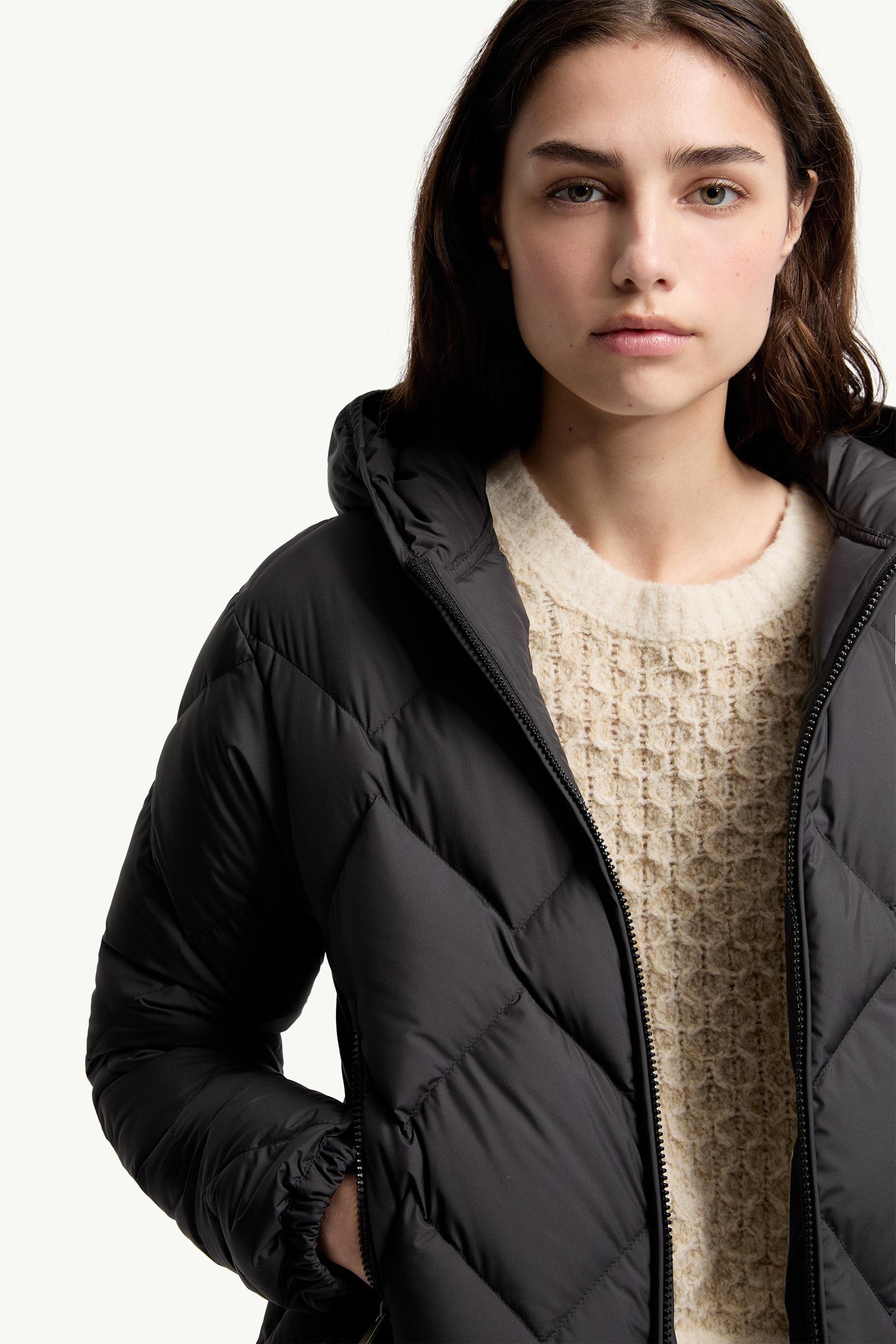 タグ付✨モンクレール　 ARVOUIN ブラック　レディース Black Arvouinne Hooded Triangle-Quilted Short Down Jacket - Short