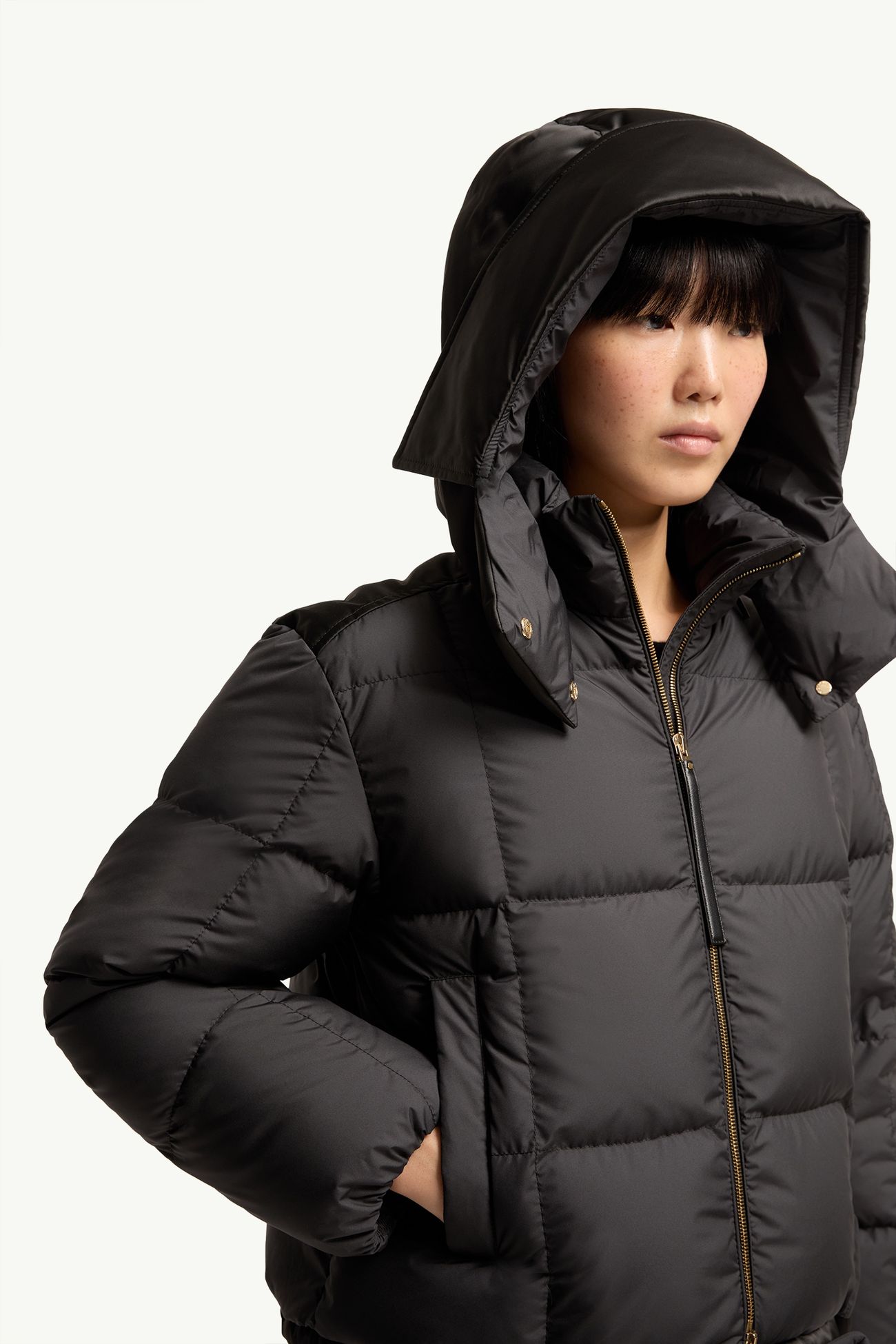 Legerete 스퀘어 퀼팅 후드 쇼트 다운 재킷 여성 블랙 Moncler 5