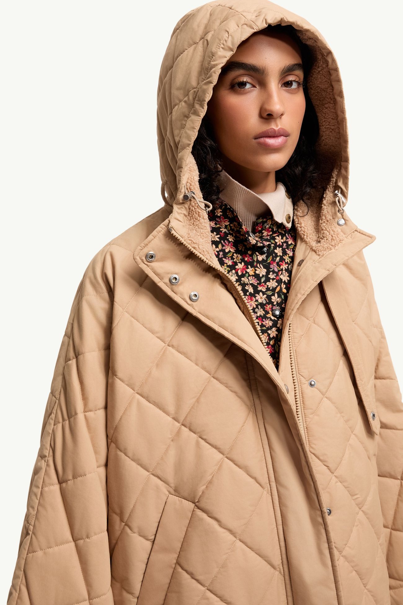 Capa con capucha y acolchado de rombos Mujer Beige Moncler 6